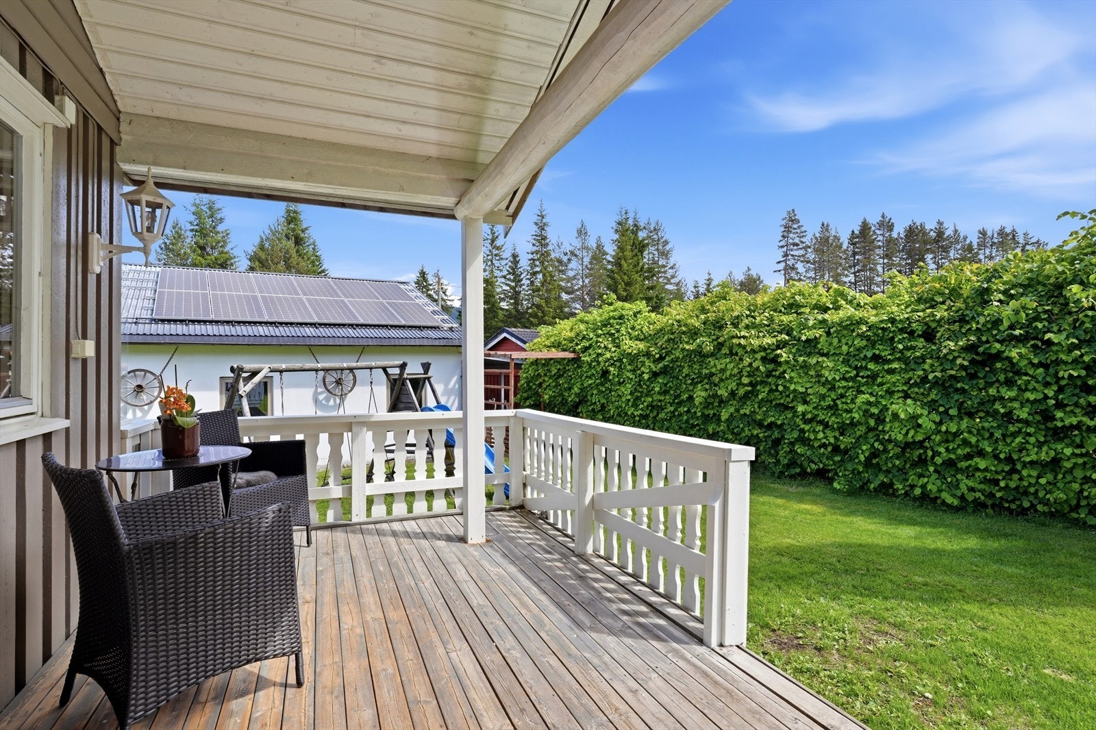 Overbygget terrasse med direkte utgang fra stuen. Galleribilde