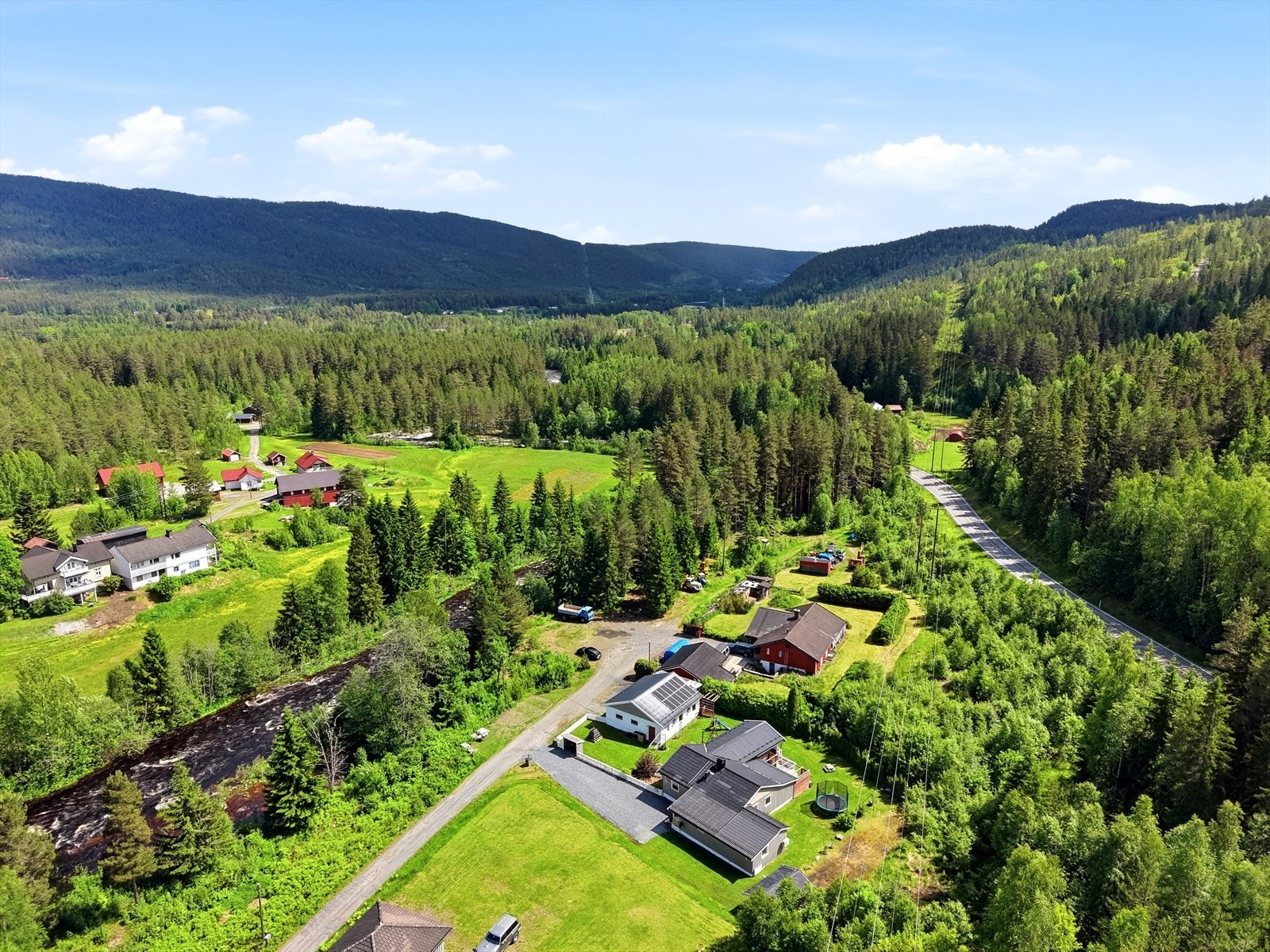 Eiendommen ligger i Kongsberg, med Kiwi og Skavanger skole ca. kun 5 minutter unna med bil. Galleribilde
