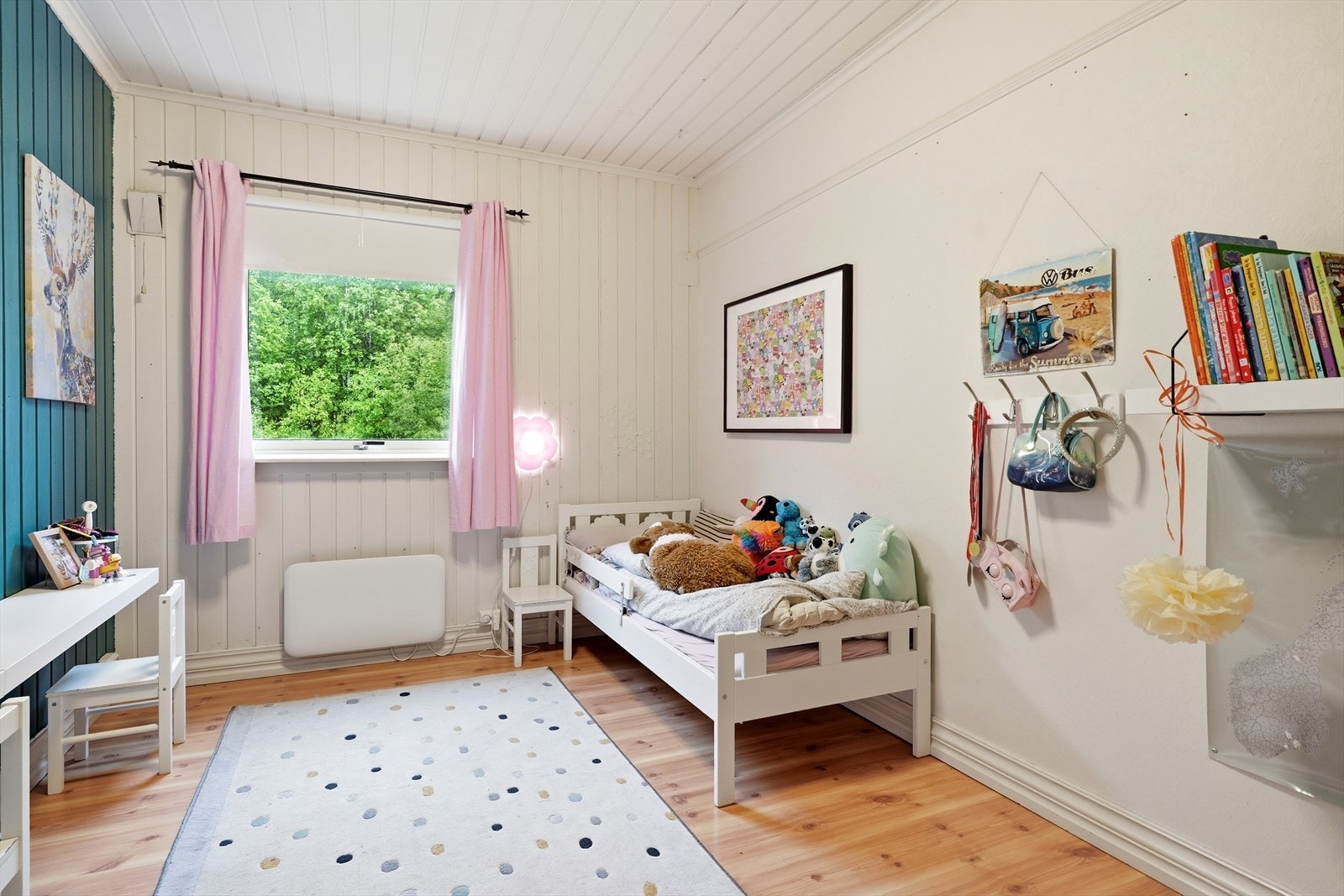 Alle soverommene har vindu som vender ut mot rolige, grønne omgivelser. Galleribilde