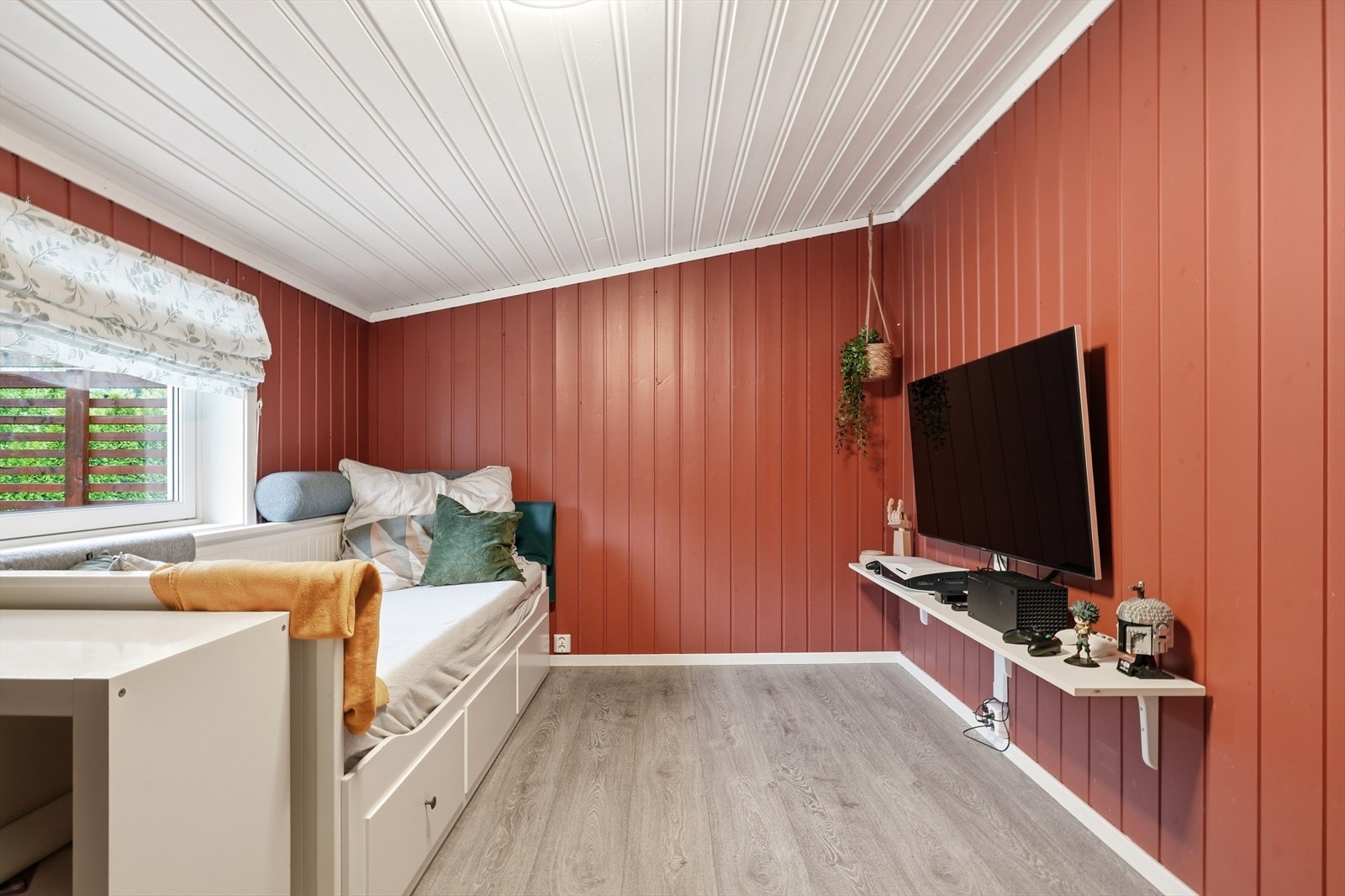Rommet har plass til både seng og en egen sone for TV eller spill. Galleribilde