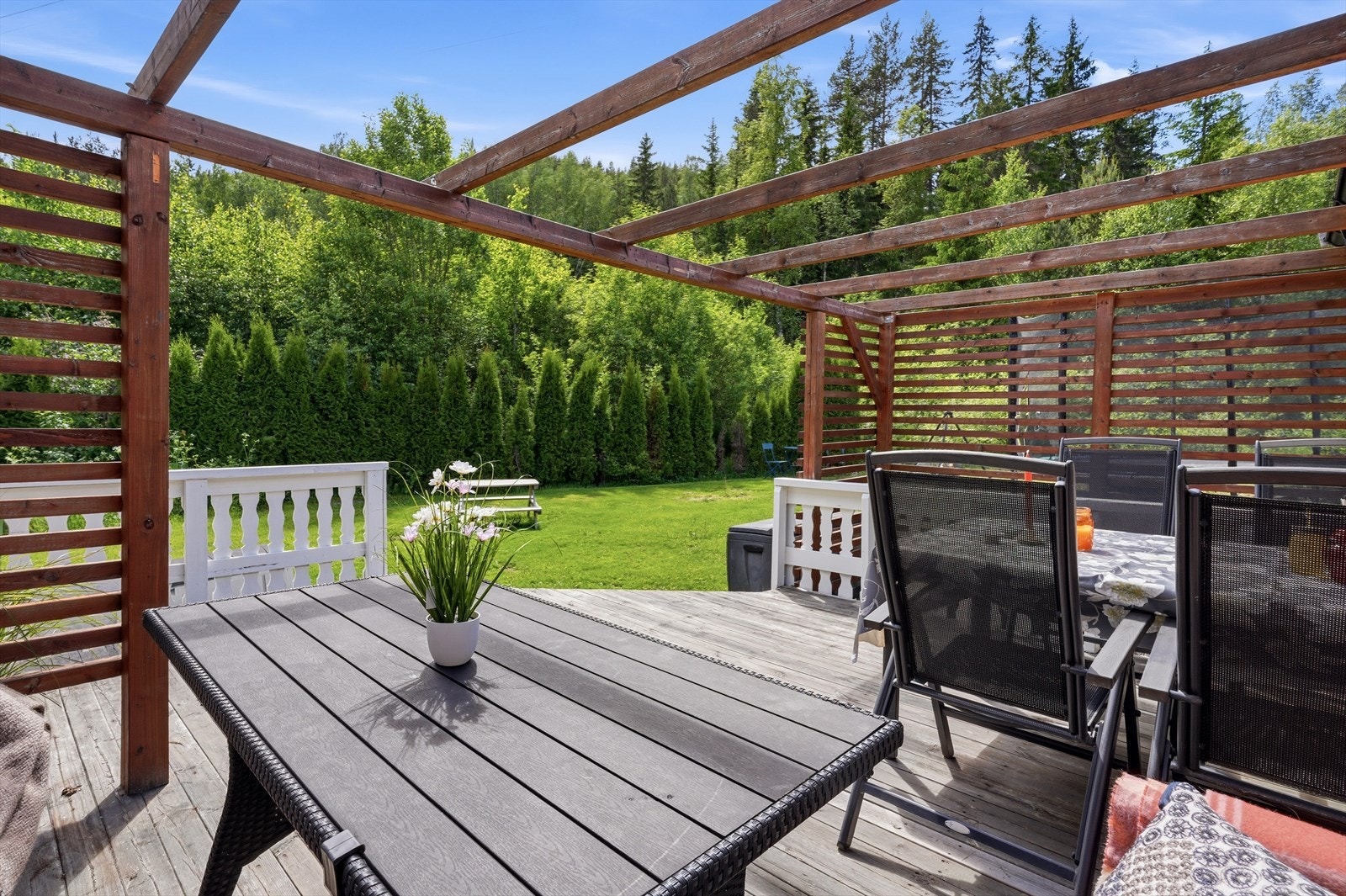 Her er det god plass til både spisebord og en komfortabel loungegruppe. Galleribilde