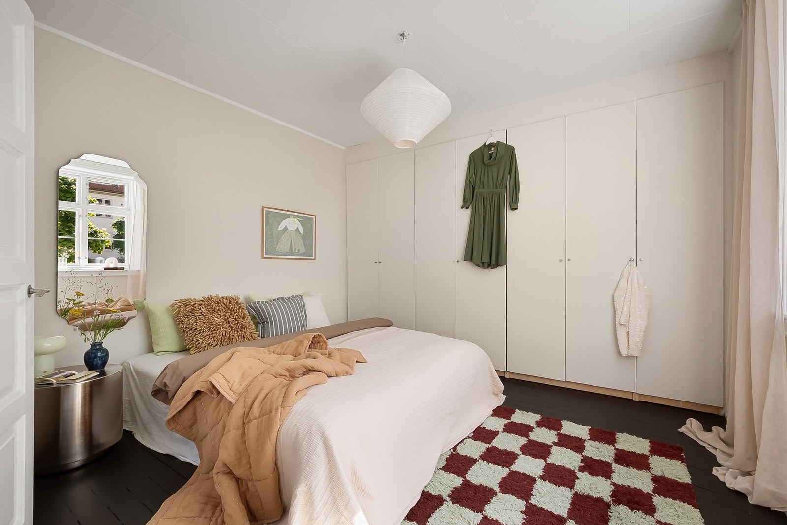 Soverommet er romslig og innbydende med en stor integrert garderobe. Galleribilde