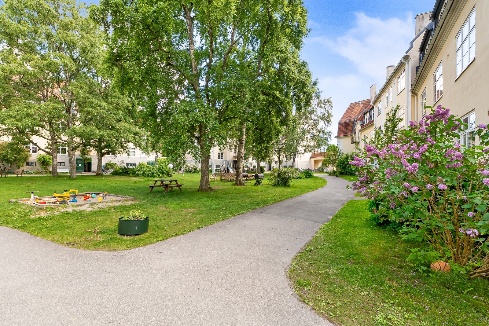 Lindern Hageby er et svært ettertraktet bosted for barn og vokse i alle aldre. Her finner man en av byens flotteste bakgårder - hvor både solforhold, utnyttelse og beplantningen er helt upåklagelig! Galleribilde