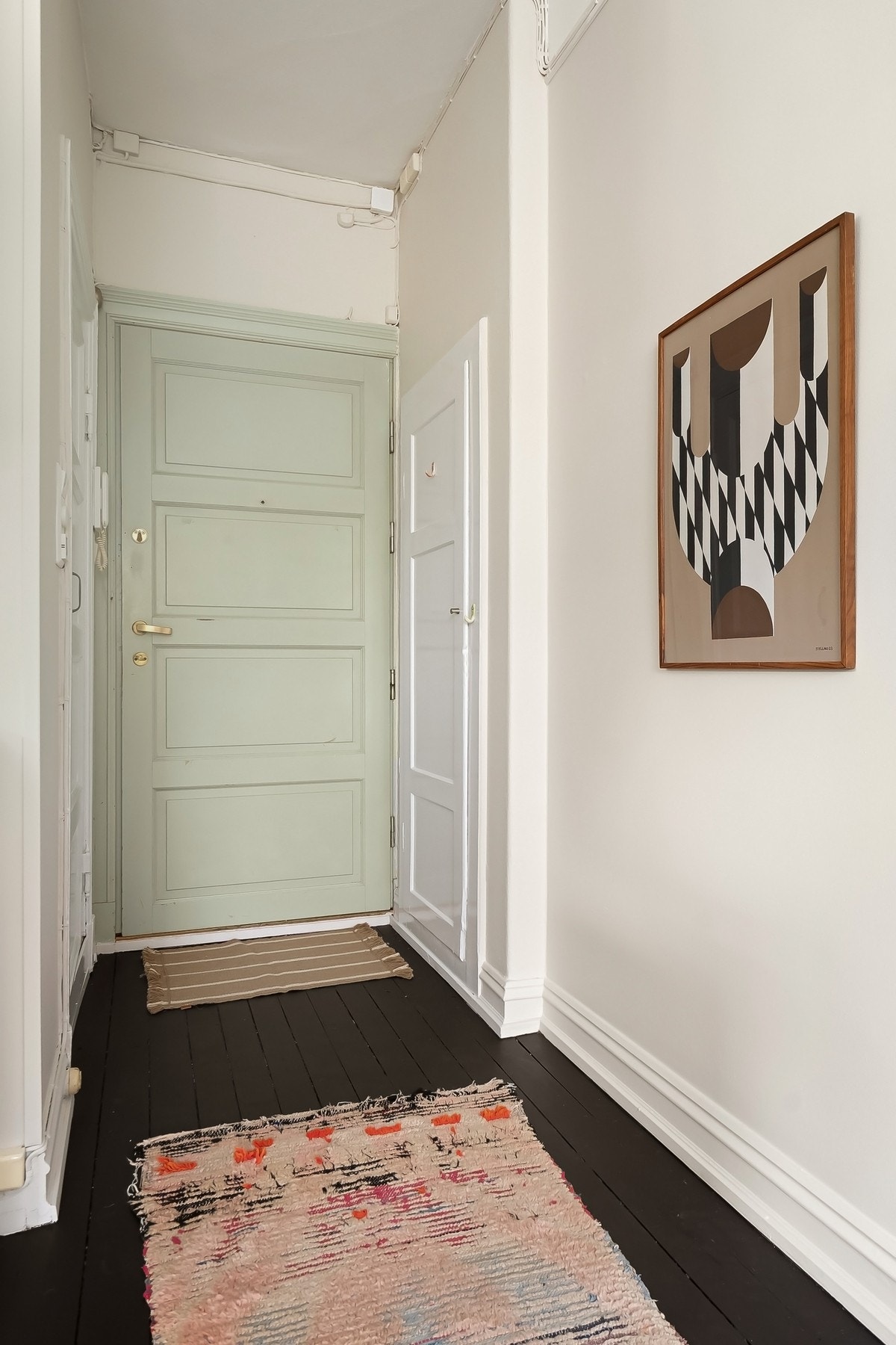 Boligen disponerer en loftsbod med et gulvareal på ca. 7,4 m² og to kjellerboder på ca. 7,3 og 8 m². Galleribilde