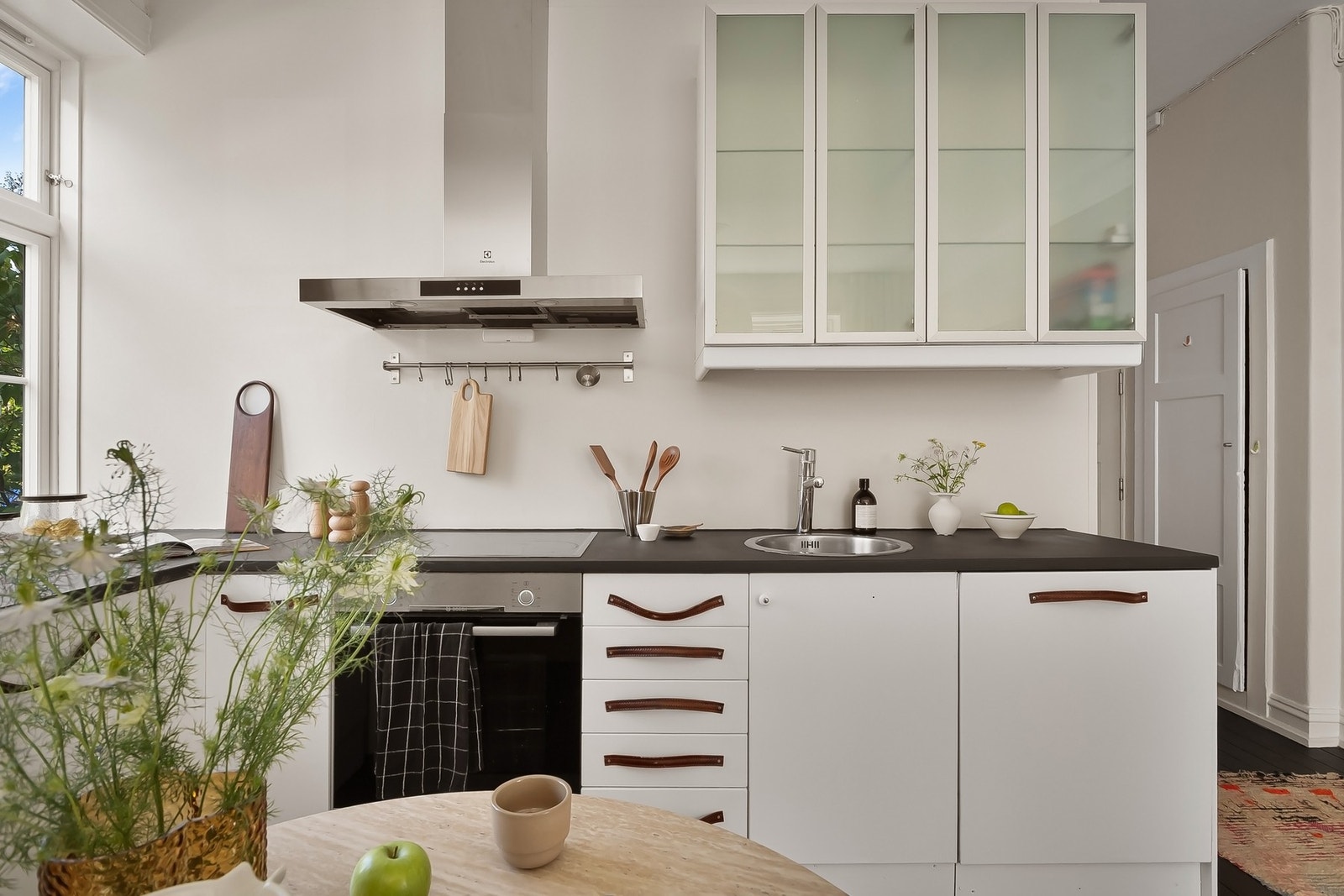 Innredningen har malt benkeplate i heltre, belysning under overskapene og integrert platetopp, stekeovn og oppvaskmaskin. Det er plass til kjøle-/fryseskap, og komfyrvakt er montert. Galleribilde