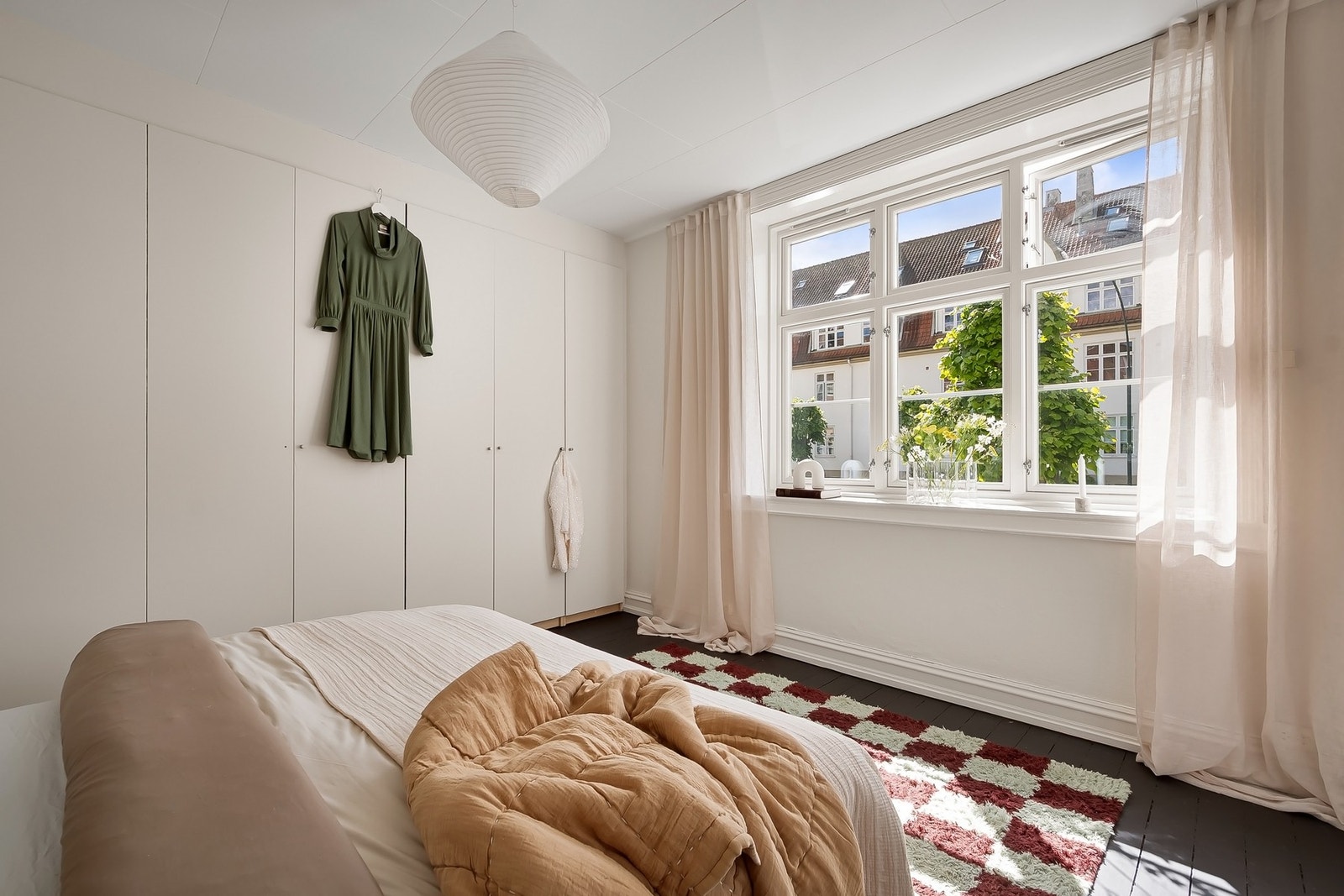 Stor vindusflate slipper inn rikelig med dagslys og gir et hyggelig utsyn mot grønne omgivelser og klassisk bygårdsbebyggelse. Galleribilde