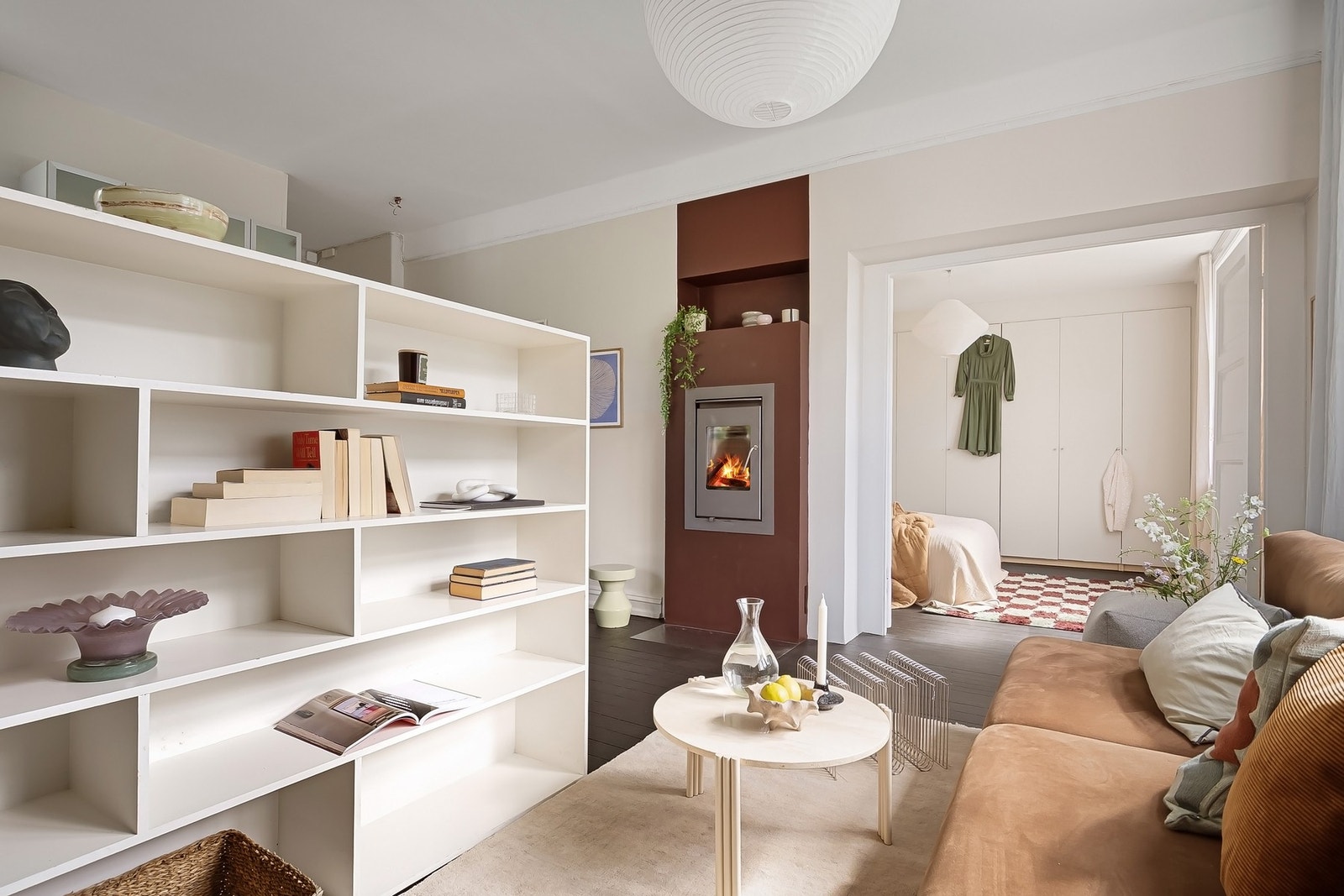 Peis i stuen som generer godt med varme. Galleribilde