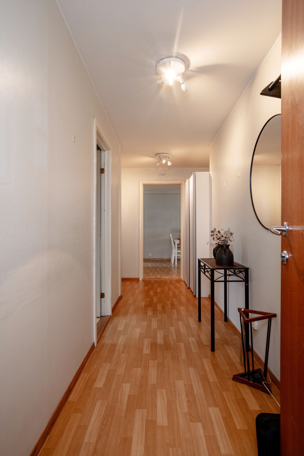 Lang gang med garderobeskap plassert i enden gir fin oppbevaringsplass. Velkommen tilbake! Galleribilde