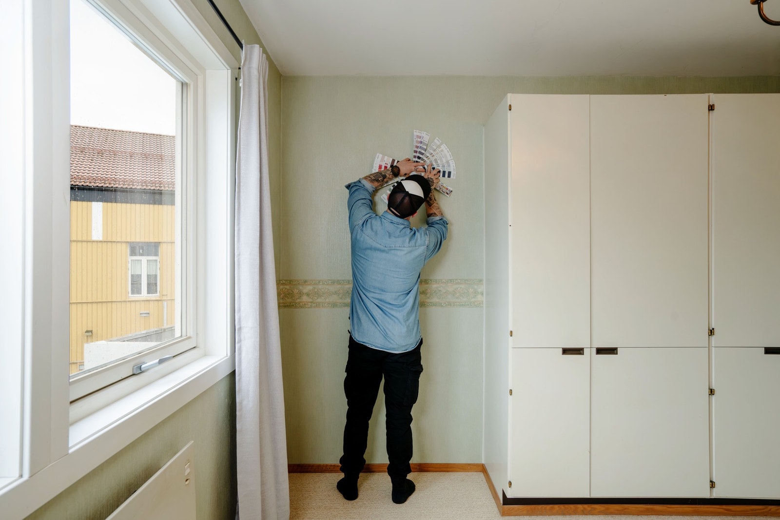 Plassbygget skap er originalt. Det er god plass til en bredere garderobe her - samt en dobbeltseng Galleribilde