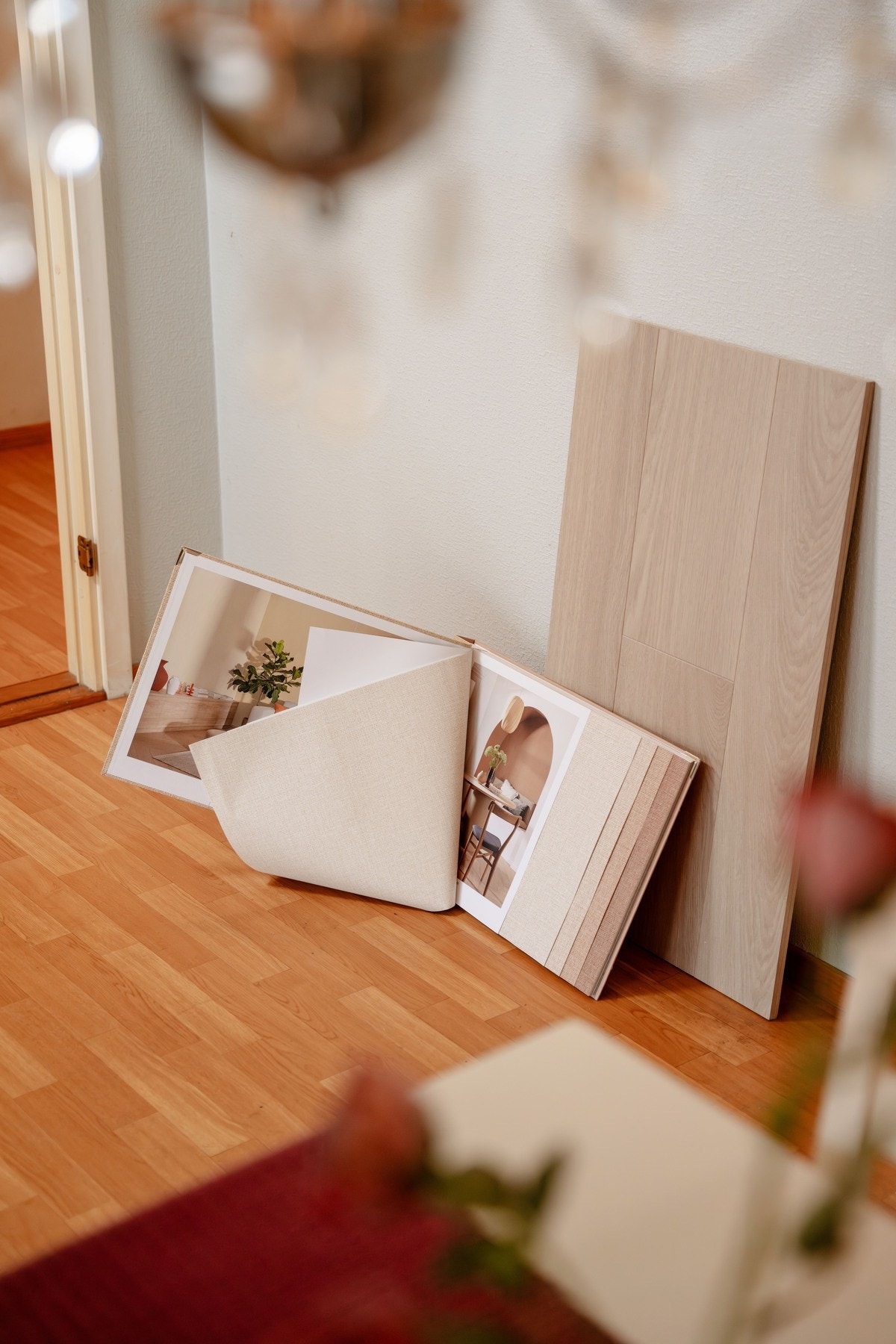 Eksempel på gulv og tapeter. Lån av Fargehandel Egil Pedersen som holder til kun 200 meter fra leiligheten Galleribilde