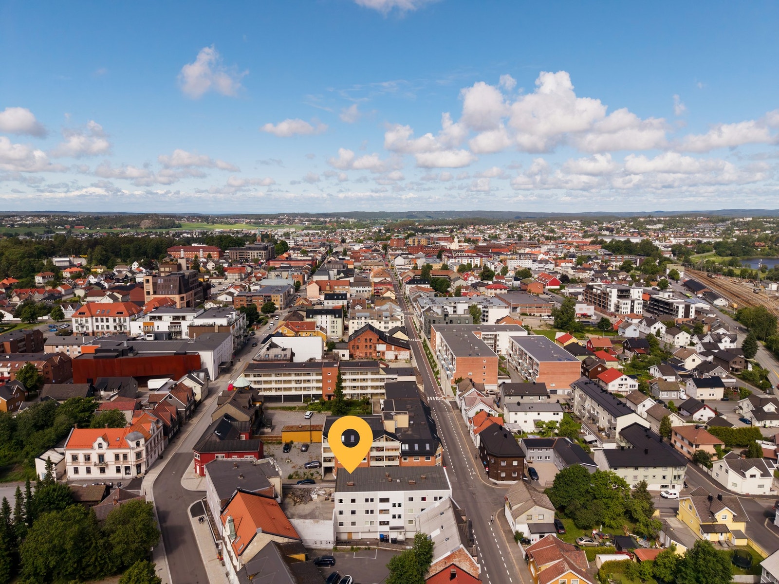 Blokken har 9 leiligheter og er plassert i sentrumskjernen med kort vei til bakeri, gågata, togstasjon, Kulåsparken med mer Galleribilde