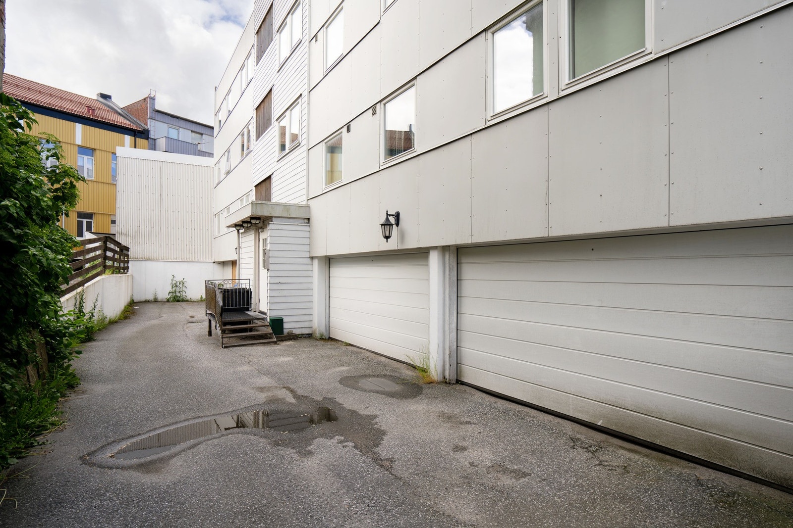 4 garasjeplasser tilhører borettslaget. Det er venteliste på plassene. Utover dette er det gateparkering som gjelder Galleribilde