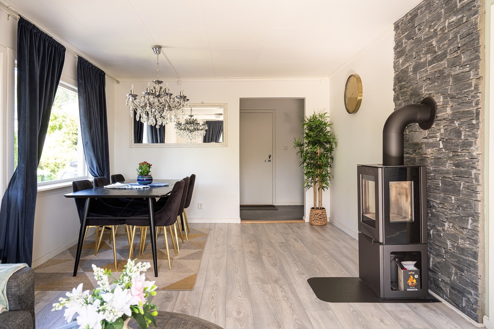 Stuen lar seg enkelt møblere med både sofa- og spisegruppe. Galleribilde