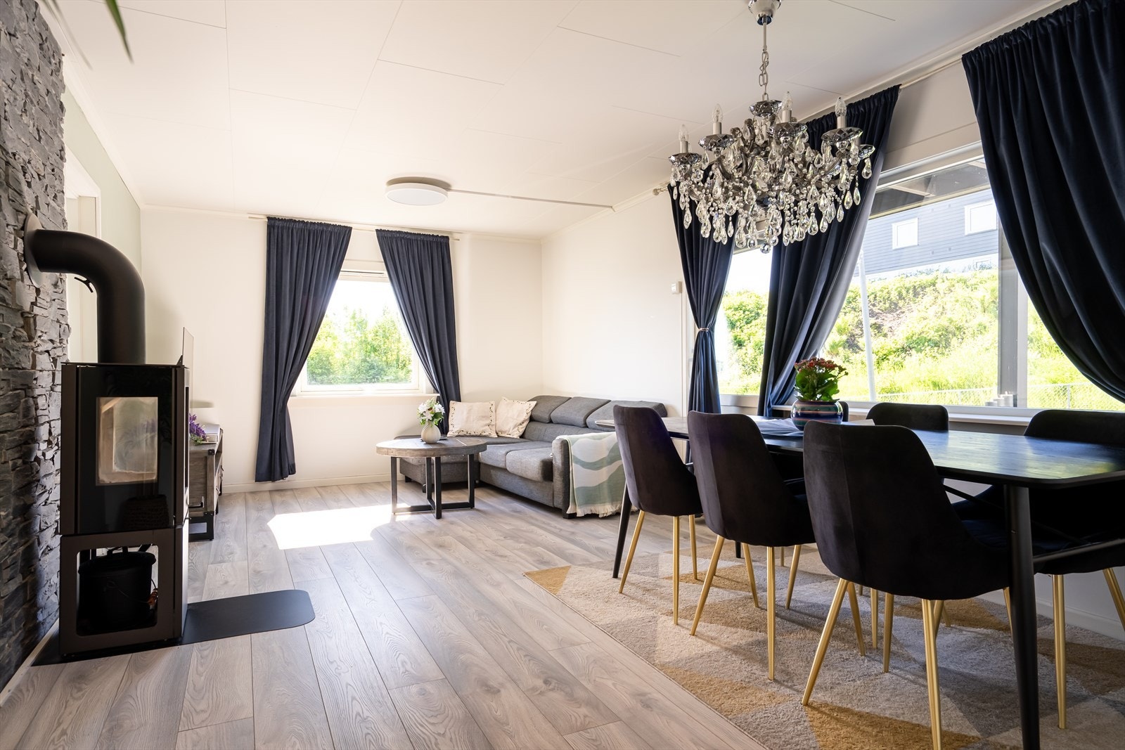 Leiligheten har fine og moderne overflater med laminatgulv og slette vegger. Galleribilde
