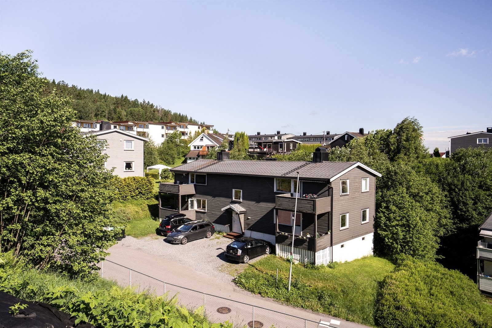 Leiligheten ligger med kort vei til barnehage, skoler, butikk og kollektiv (buss). Velkommen til visning! Galleribilde
