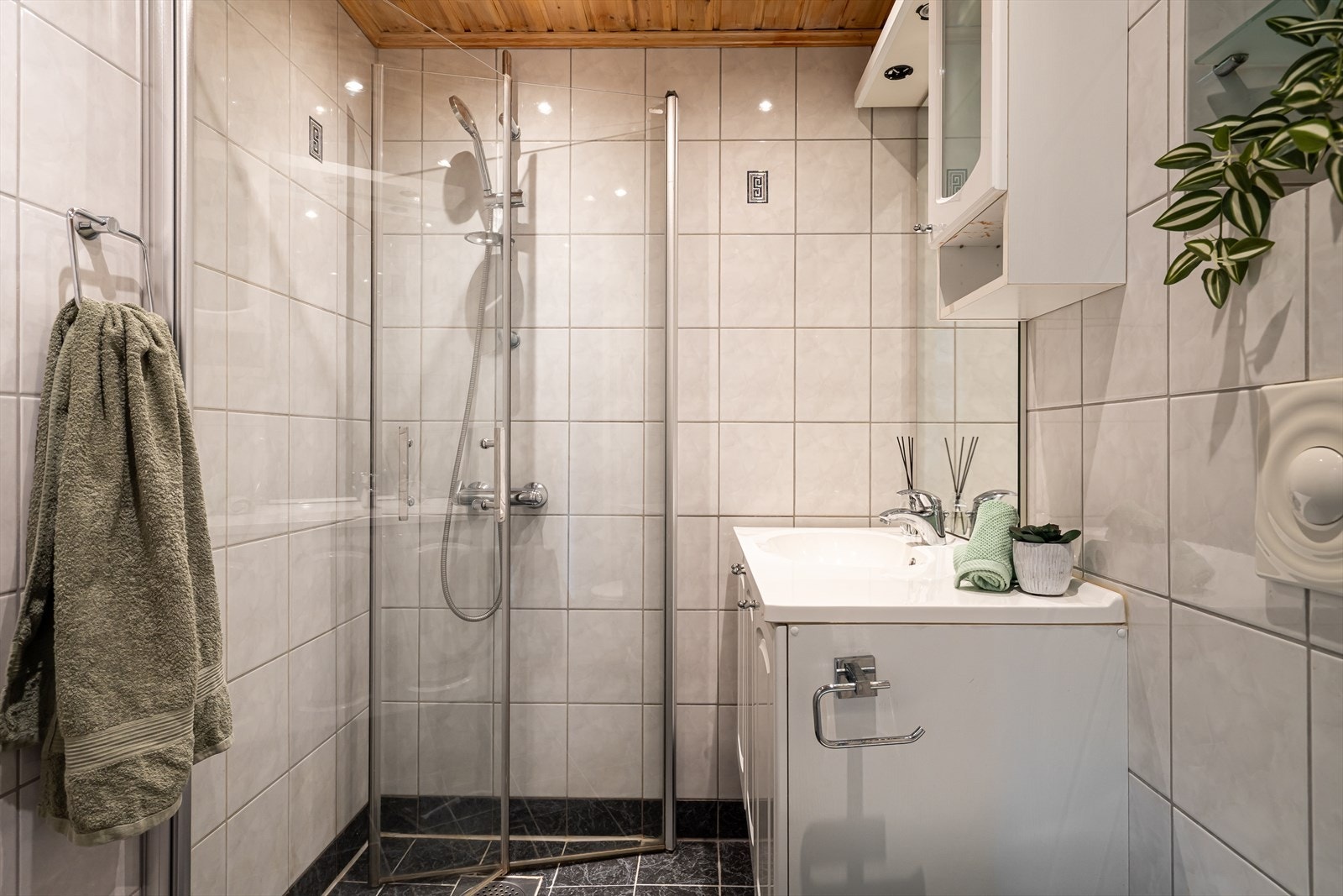 Badet er flislagt og har gulvvvarme. Galleribilde