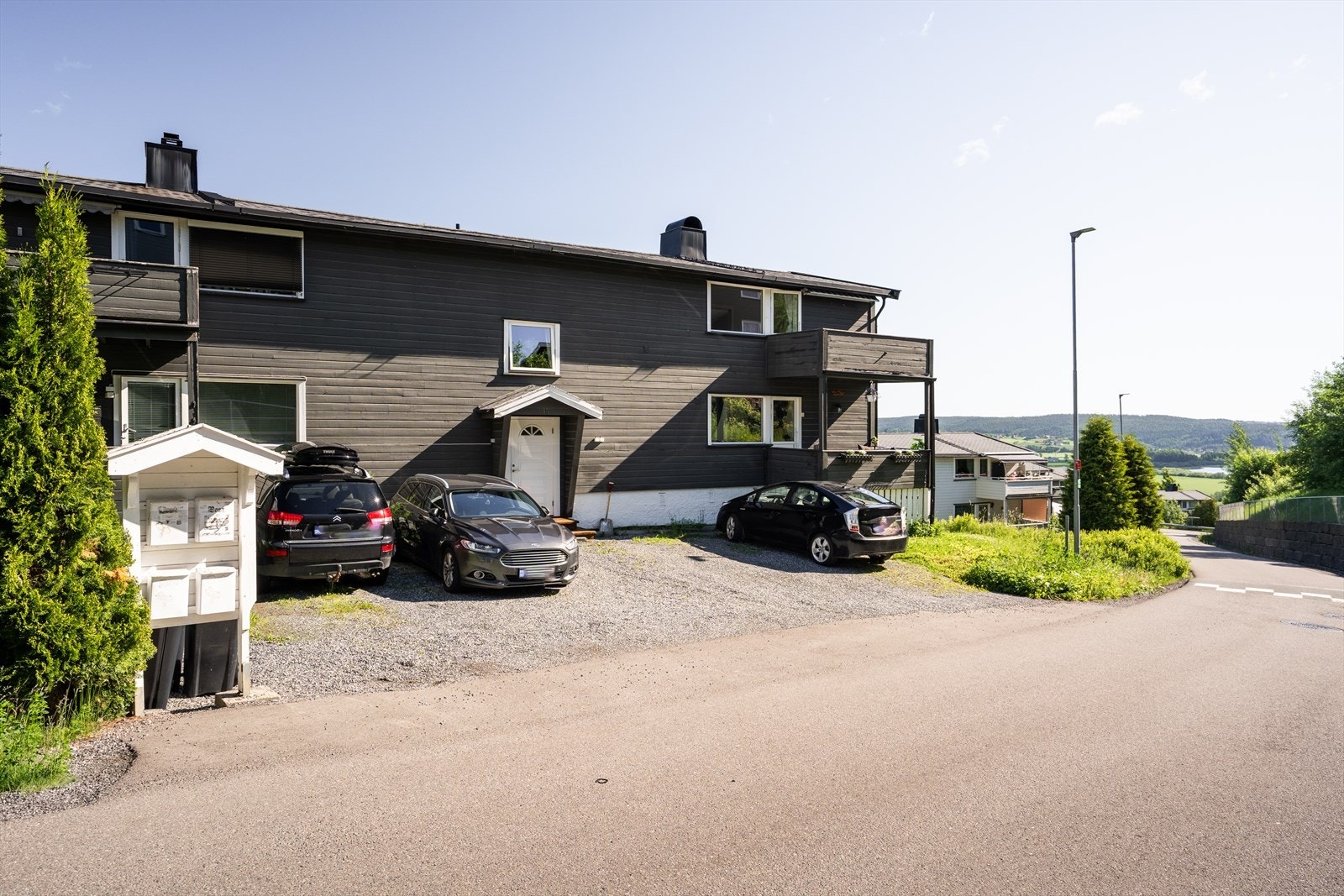 Det medfølger egen parkeringsplass rett utenfor boligen. Galleribilde
