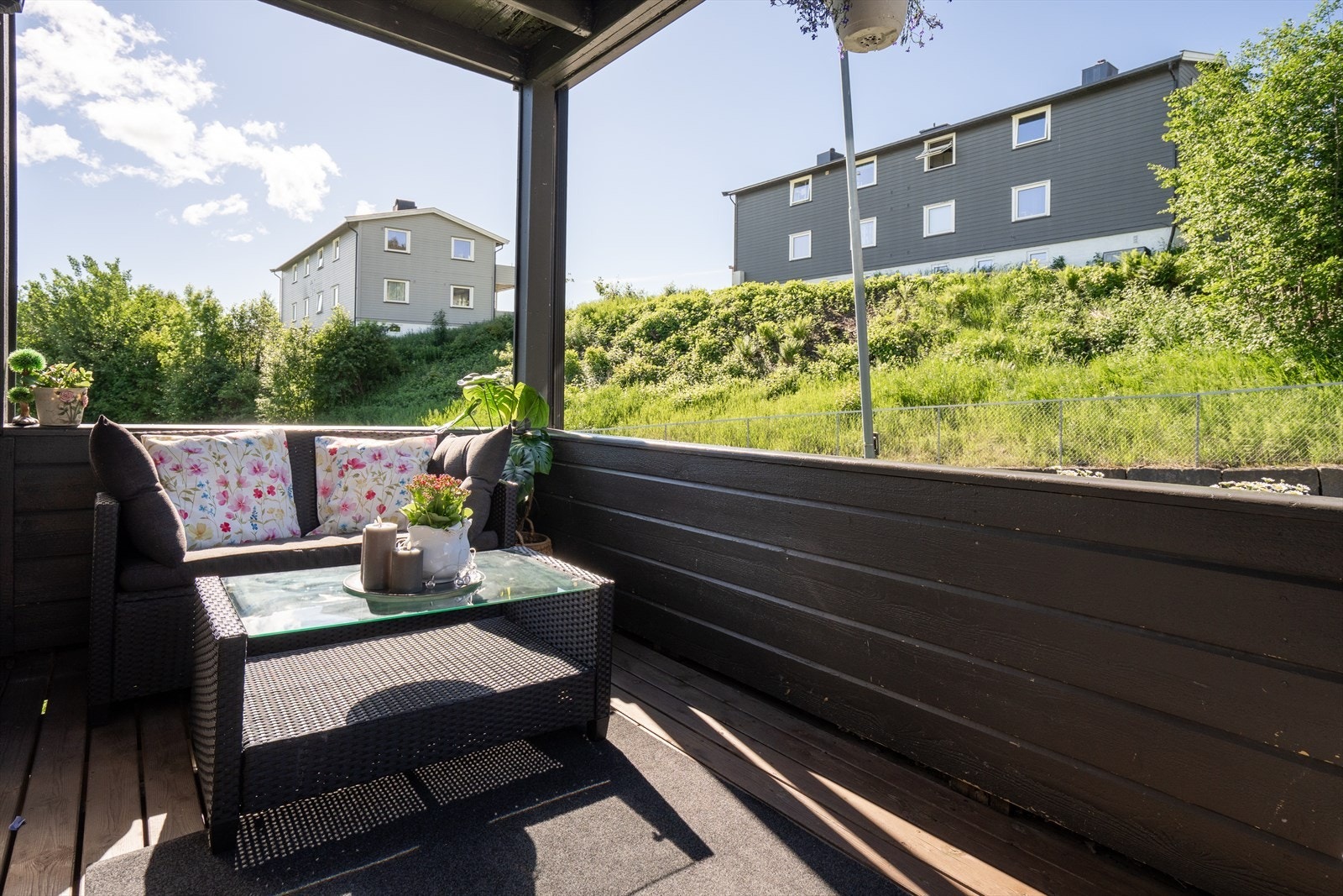 Fra stuen har du utgang til overbygd balkong på ca. 7 kvm. Galleribilde