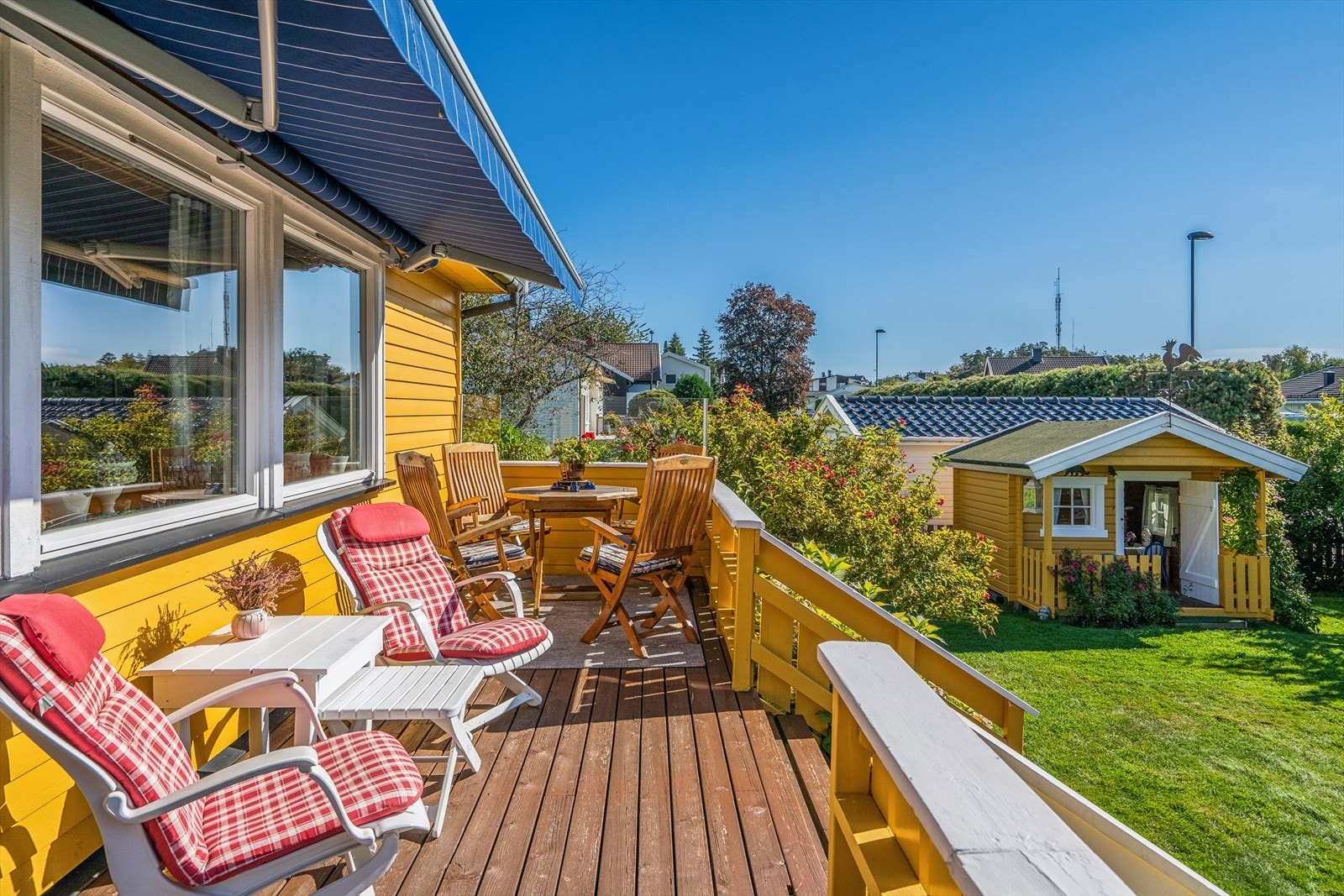 Her får du en stor terrasse som inviterer til både morgenkaffe og lange sommerkvelder. Galleribilde
