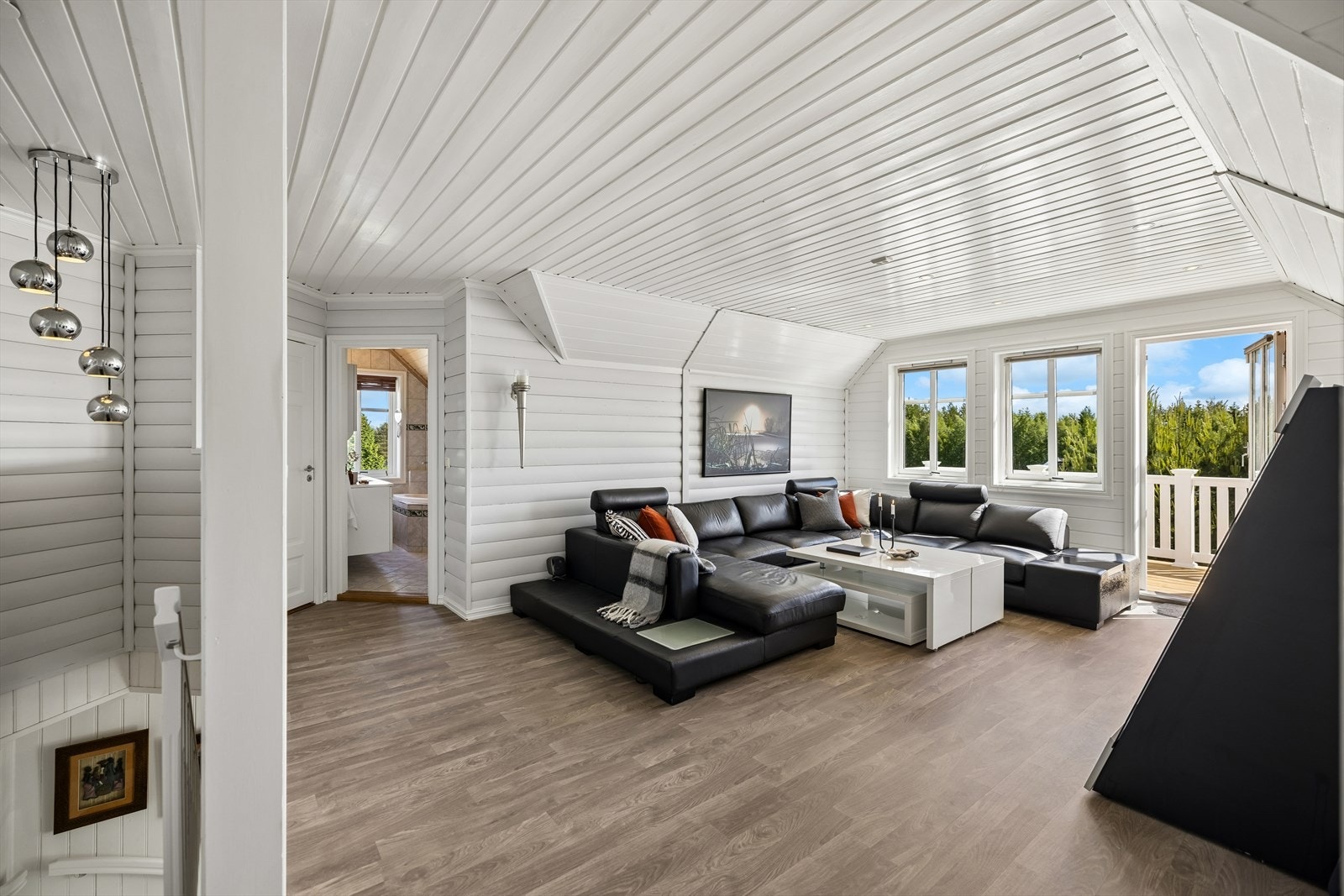 Loftstuen i 2. etasje gir en ekstra oppholdssone utenom hovedstuen, med god plass til TV-/sofagruppe. Galleribilde