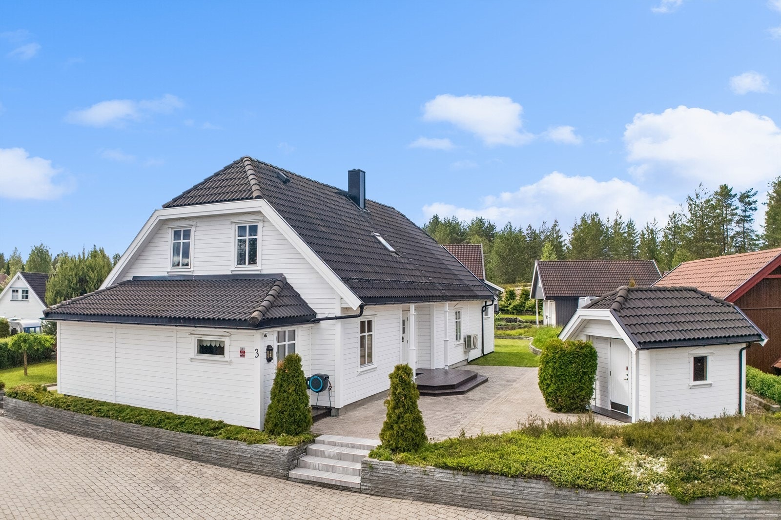 Enebolig fra 1997 med liggende bordkledning, betongtakstein og pent opparbeidet adkomst. Galleribilde