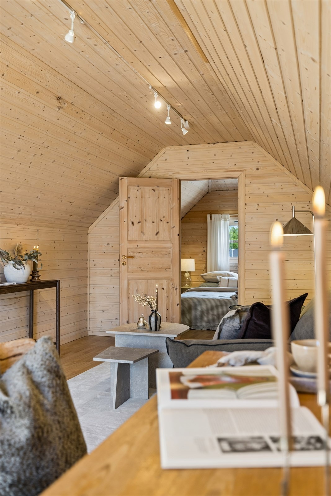 Oppholdsrom i garasje/anneks med trepanel og møblerbar størrelse. Galleribilde