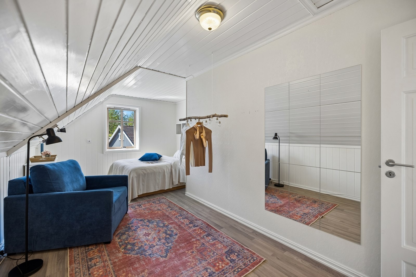 Soverom/ungdomsrom med plass til både seng, sittegruppe og garderobeløsning. Galleribilde