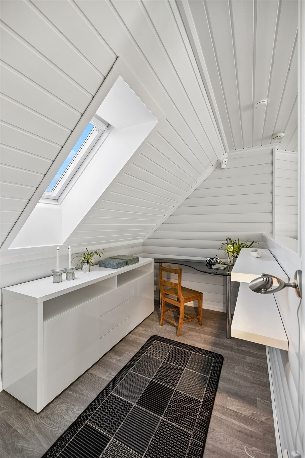 Praktisk kontor-/arbeidssone i loftsetasjen med dagslys fra takvindu. Galleribilde