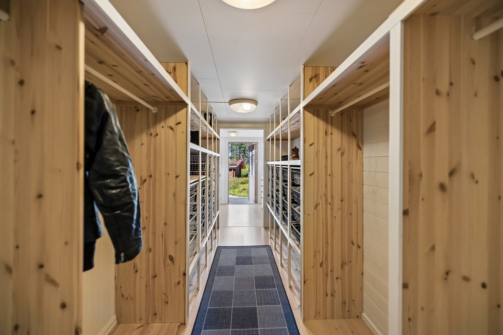 Walk-in/garderoberom med god oppbevaringsplass og praktisk plassering ved entré. Galleribilde