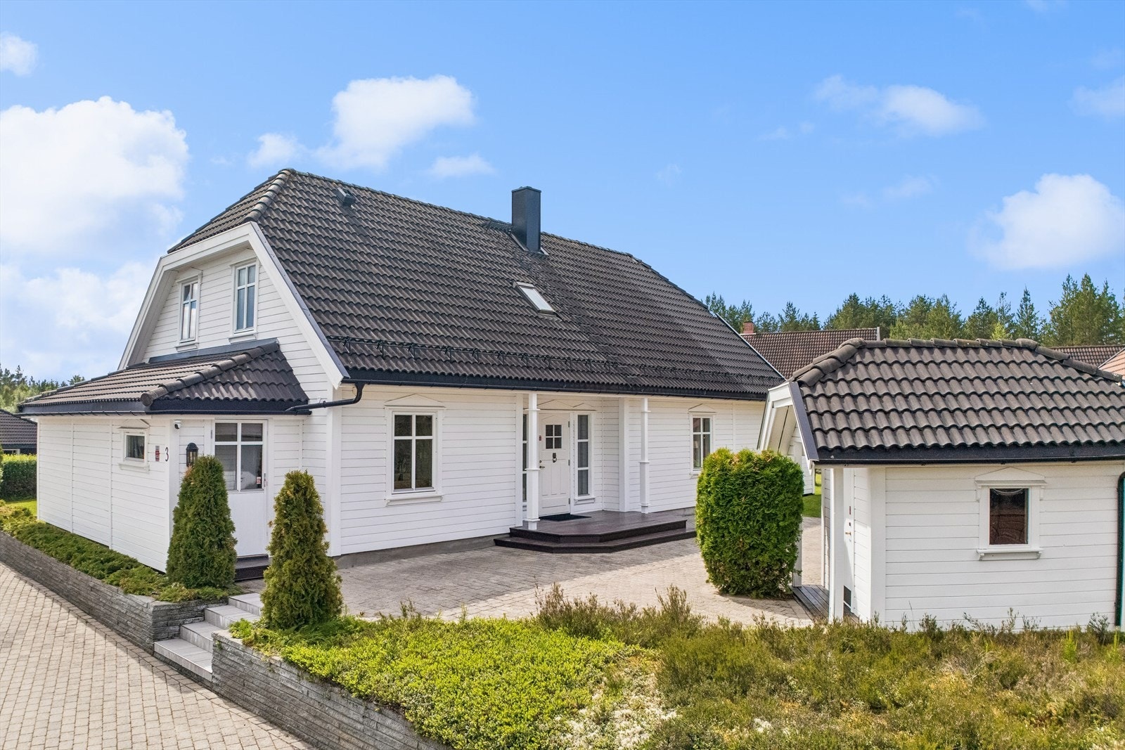 Innkjøringen og adkomsten er belagt med belegningsstein, noe som gir et praktisk og lettstelt uteområde. Galleribilde