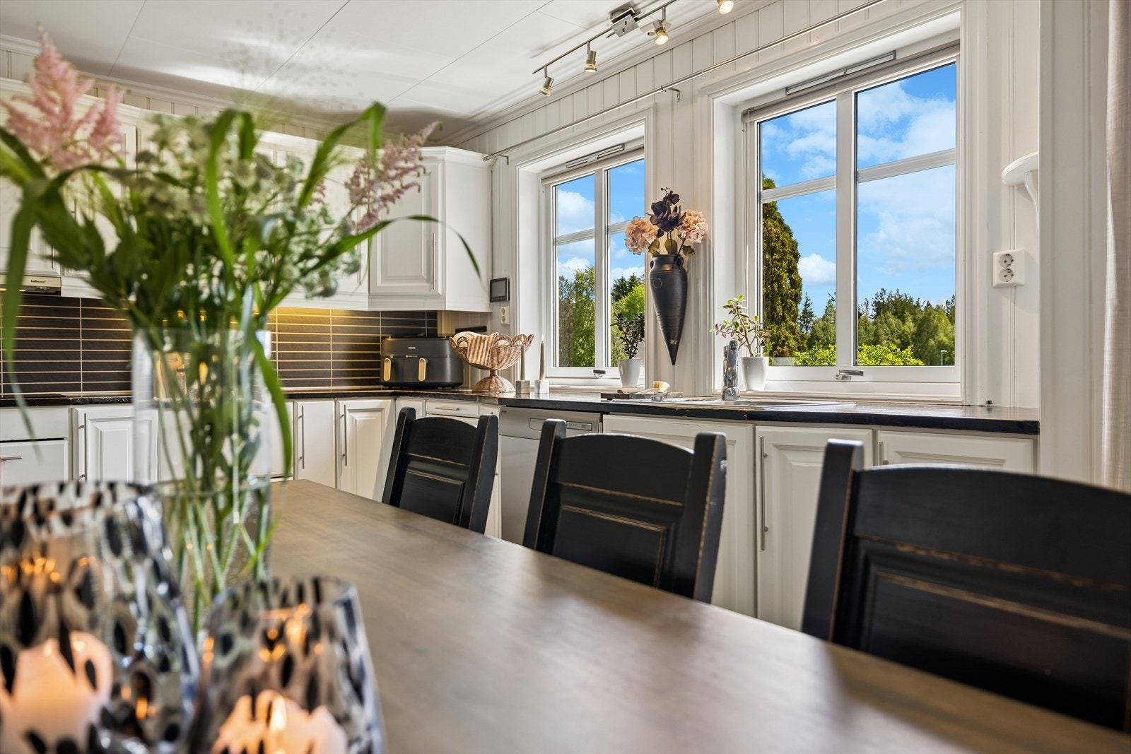 God spiseplass ved kjøkkenet, med dagslys og utsyn mot hage. Galleribilde