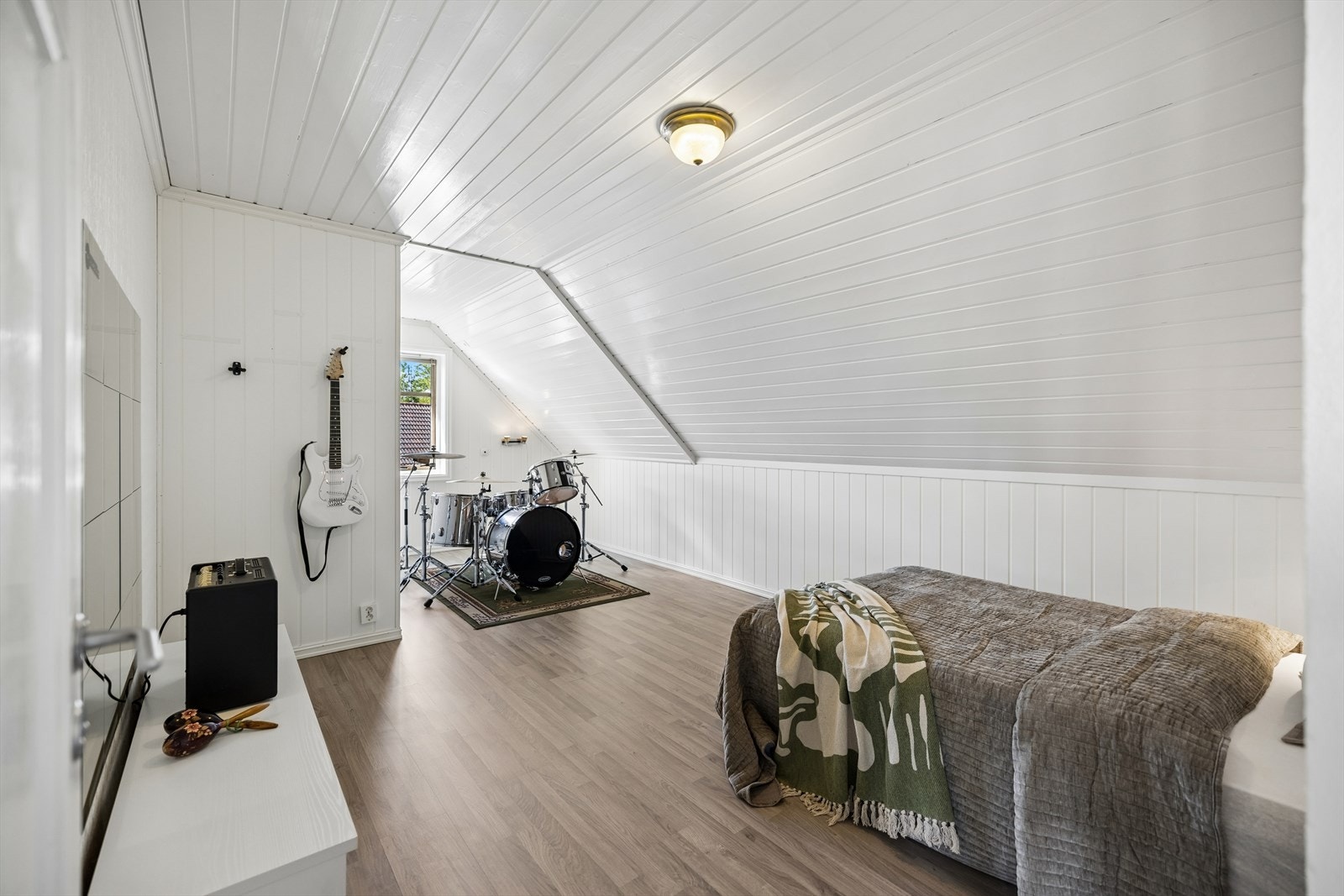 Soverom med god gulvflate og skråhimling - ett av tre soverom i loftsetasjen. Galleribilde