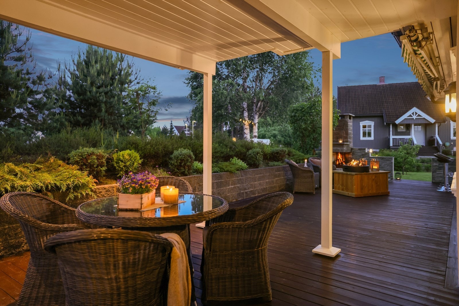 Stor overbygget terrasse/utestue - en svært anvendelig sone mellom inne og ute. Galleribilde