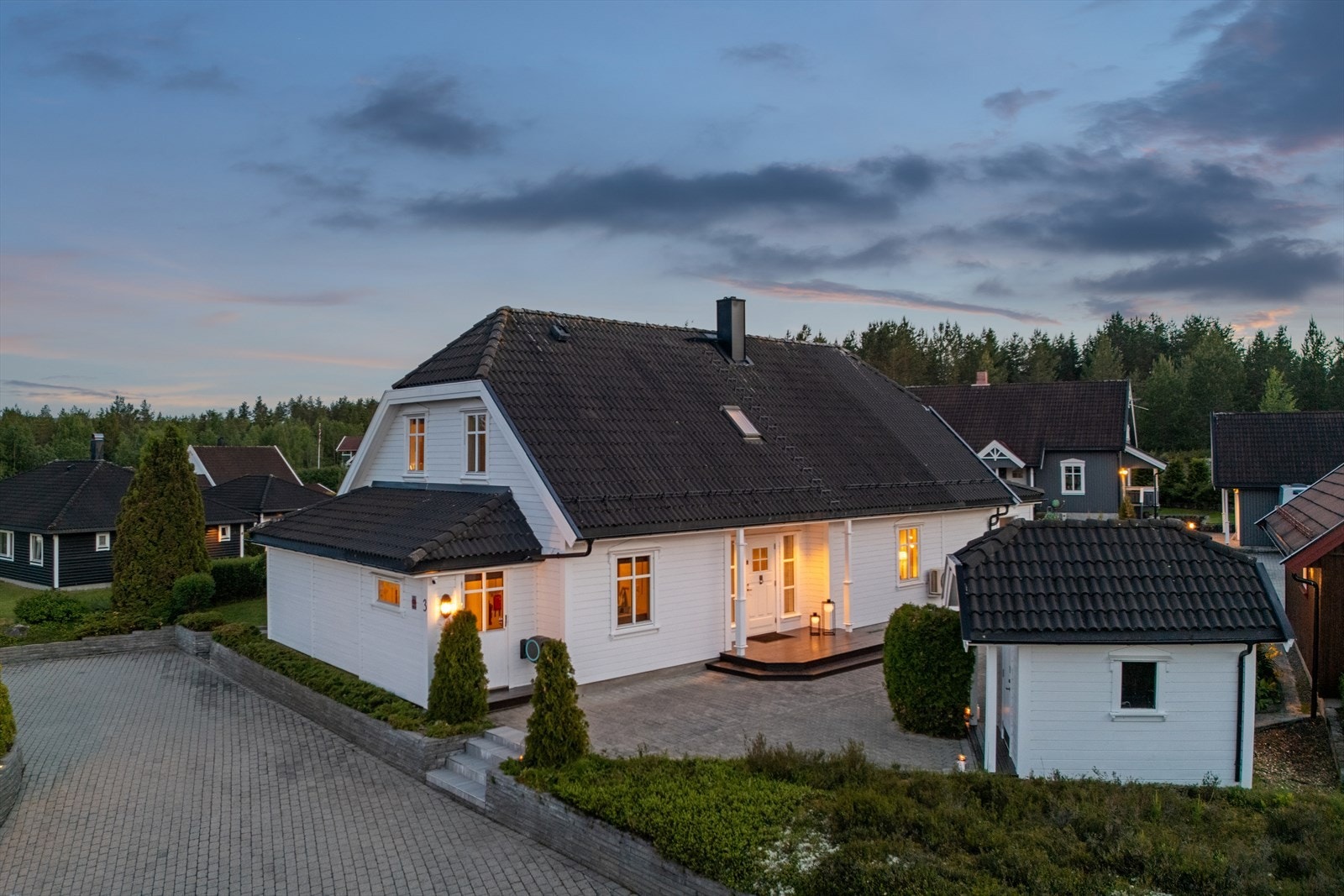 Boligen ligger skjermet til med lite innsyn og flere gode uteområder rundt huset. Galleribilde
