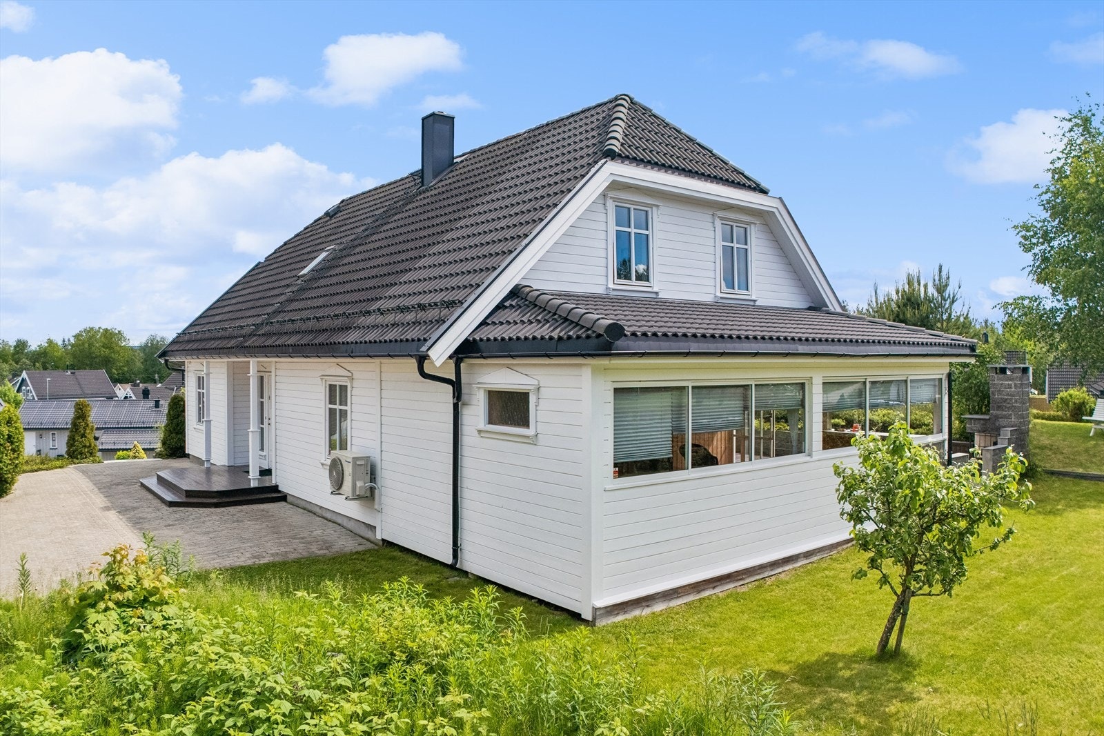 Store vindusflater og direkte kontakt mellom boligen og uteområdene. Galleribilde
