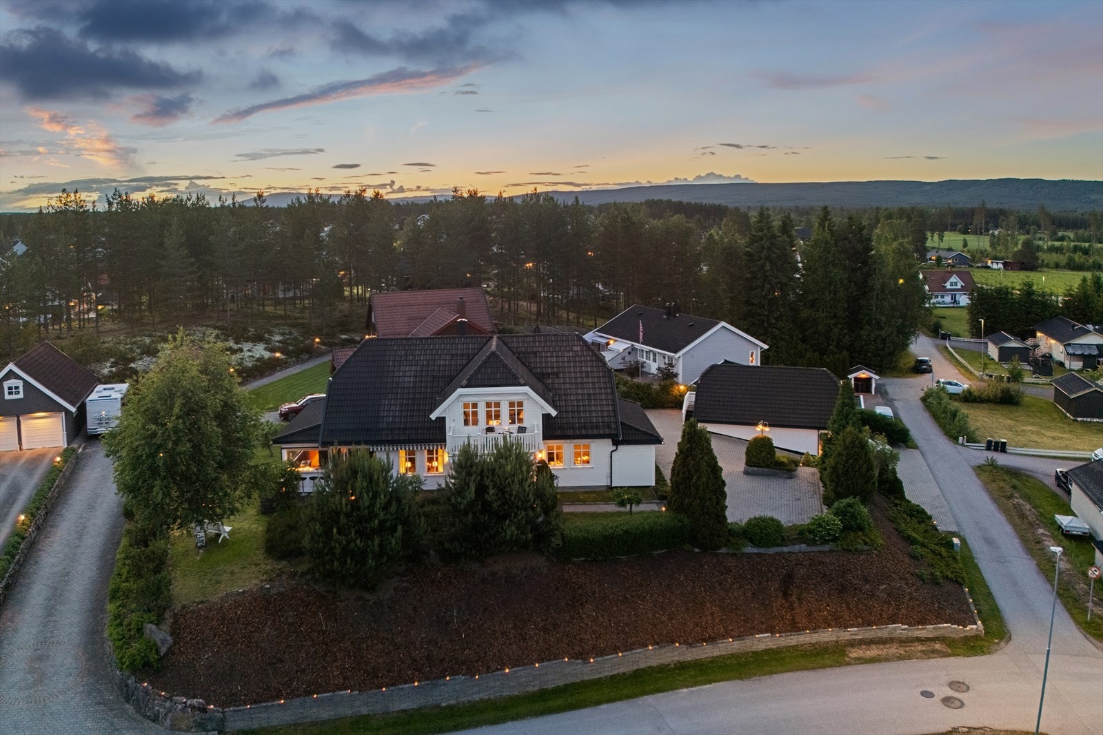 Romslig tomt på ca. 1 418 m², opparbeidet med hage, beplantning og belegningsstein. Galleribilde
