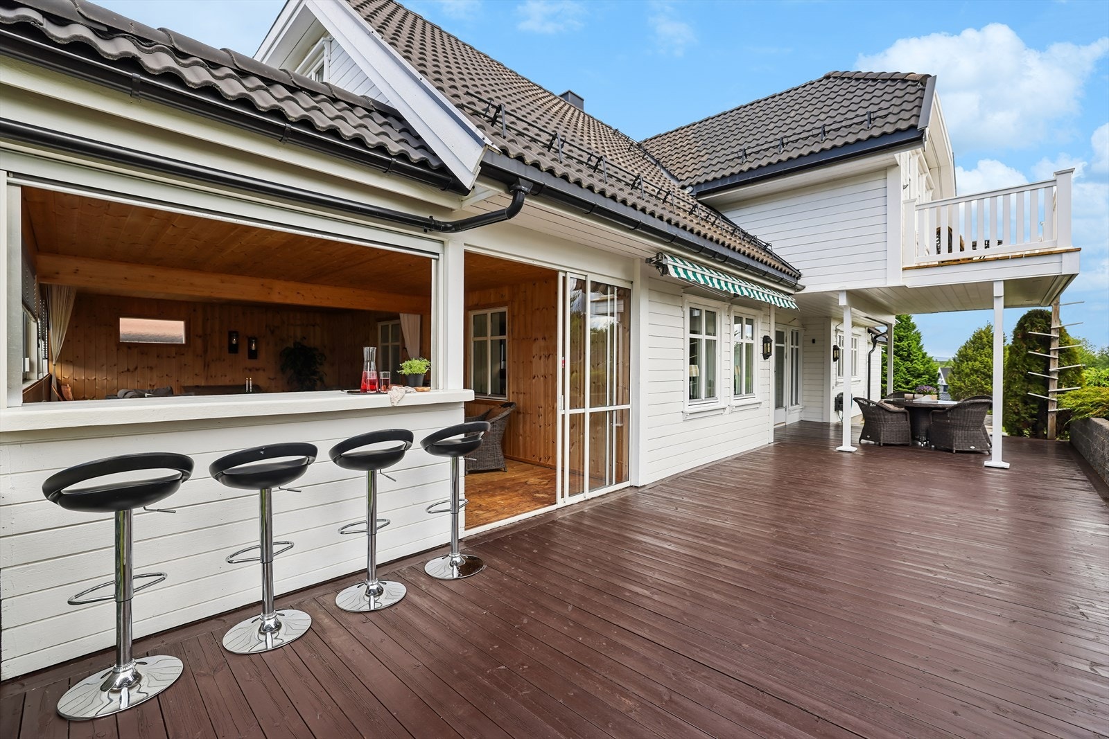 Stor terrasse utenfor stuen - et naturlig oppholdsareal gjennom store deler av året. Galleribilde