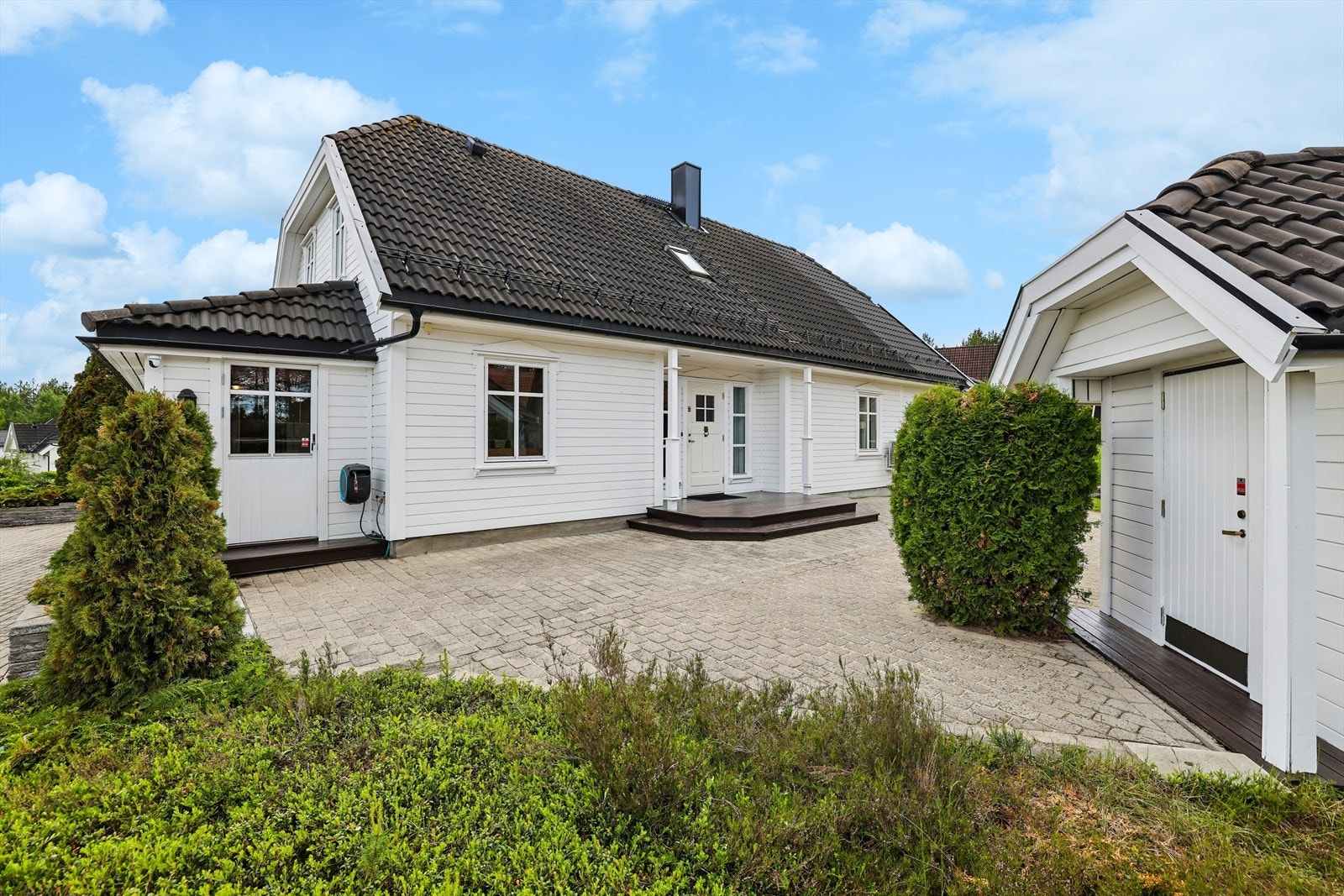 Boligen har en gjennomført uteplassløsning med stor terrasse, hage og god avstand til nabobebyggelse. Galleribilde