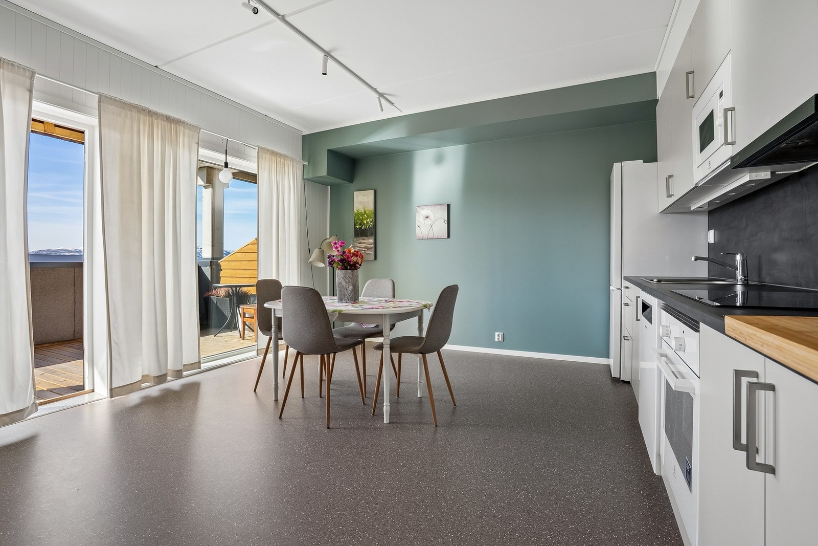 Kjøkkenet er utstyrt med platetopp, stekeovn og micro. Avtrekk skjer via balansert anlegg. Galleribilde