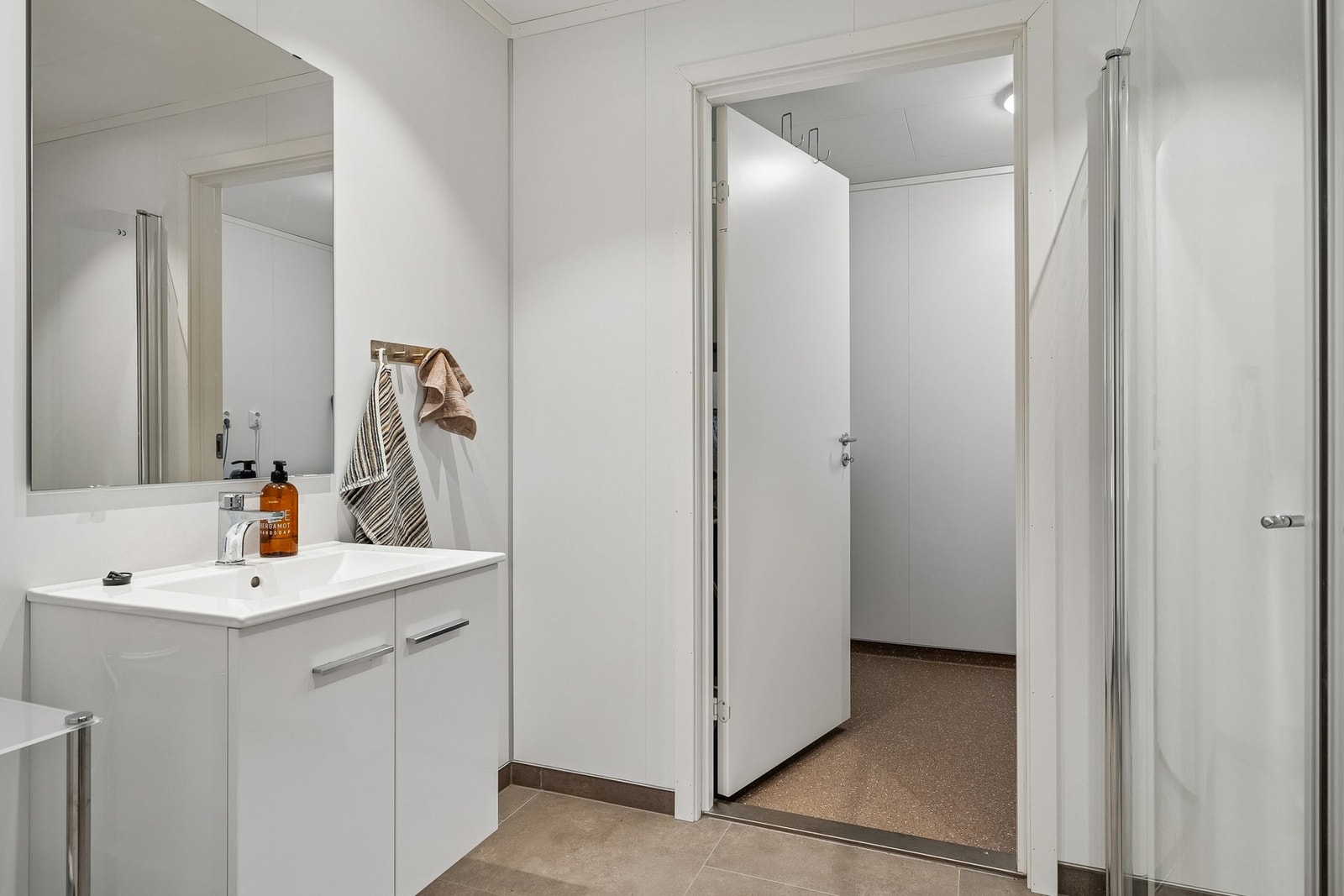 Dusjhjørne med svingbare vegger. Rommet har balansert ventilasjon, som resten av leiligheten. Galleribilde