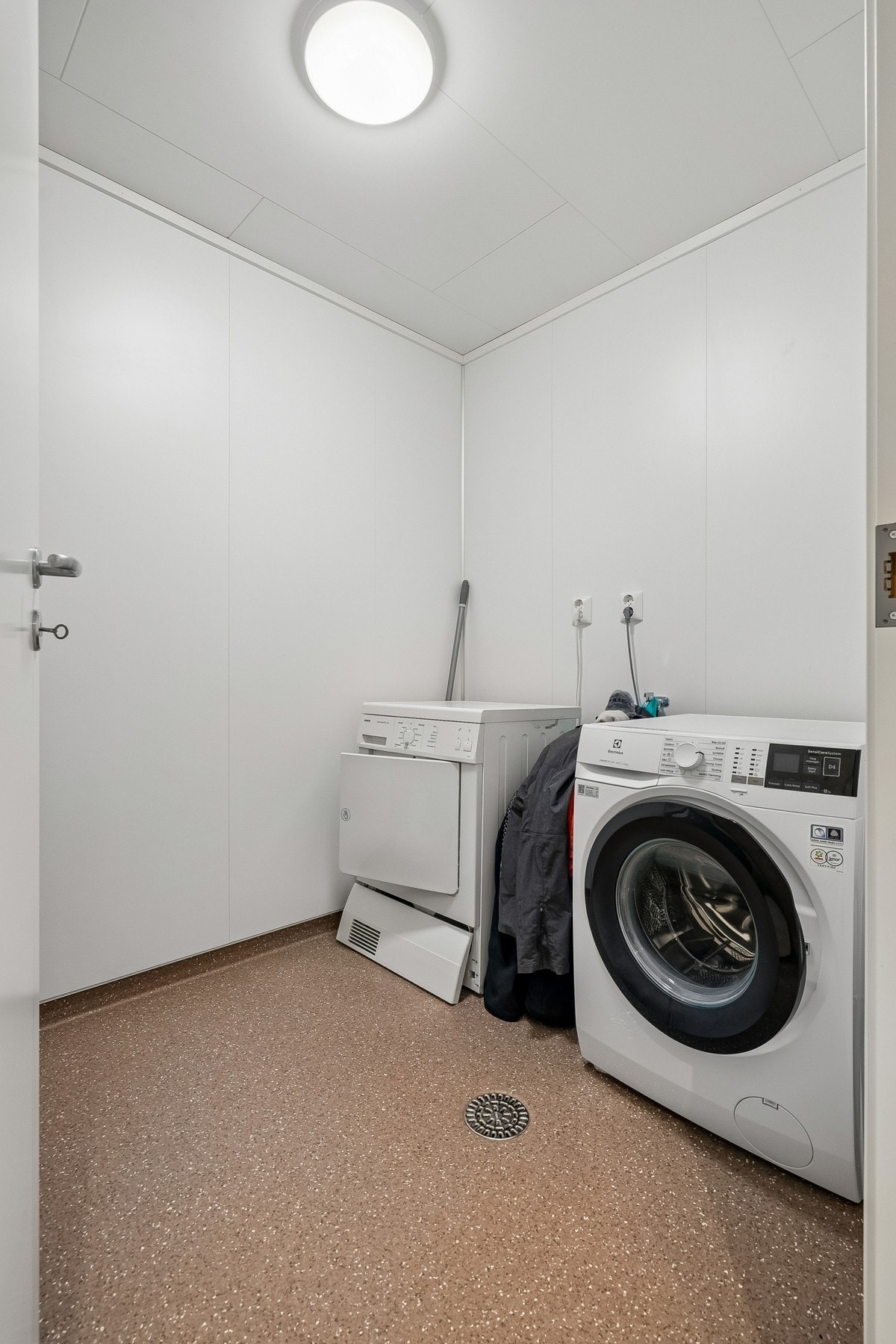 Separat vaskerom med vinylbelegg, vannbåren gulvvarme og opplegg for vaskemaskin. Galleribilde