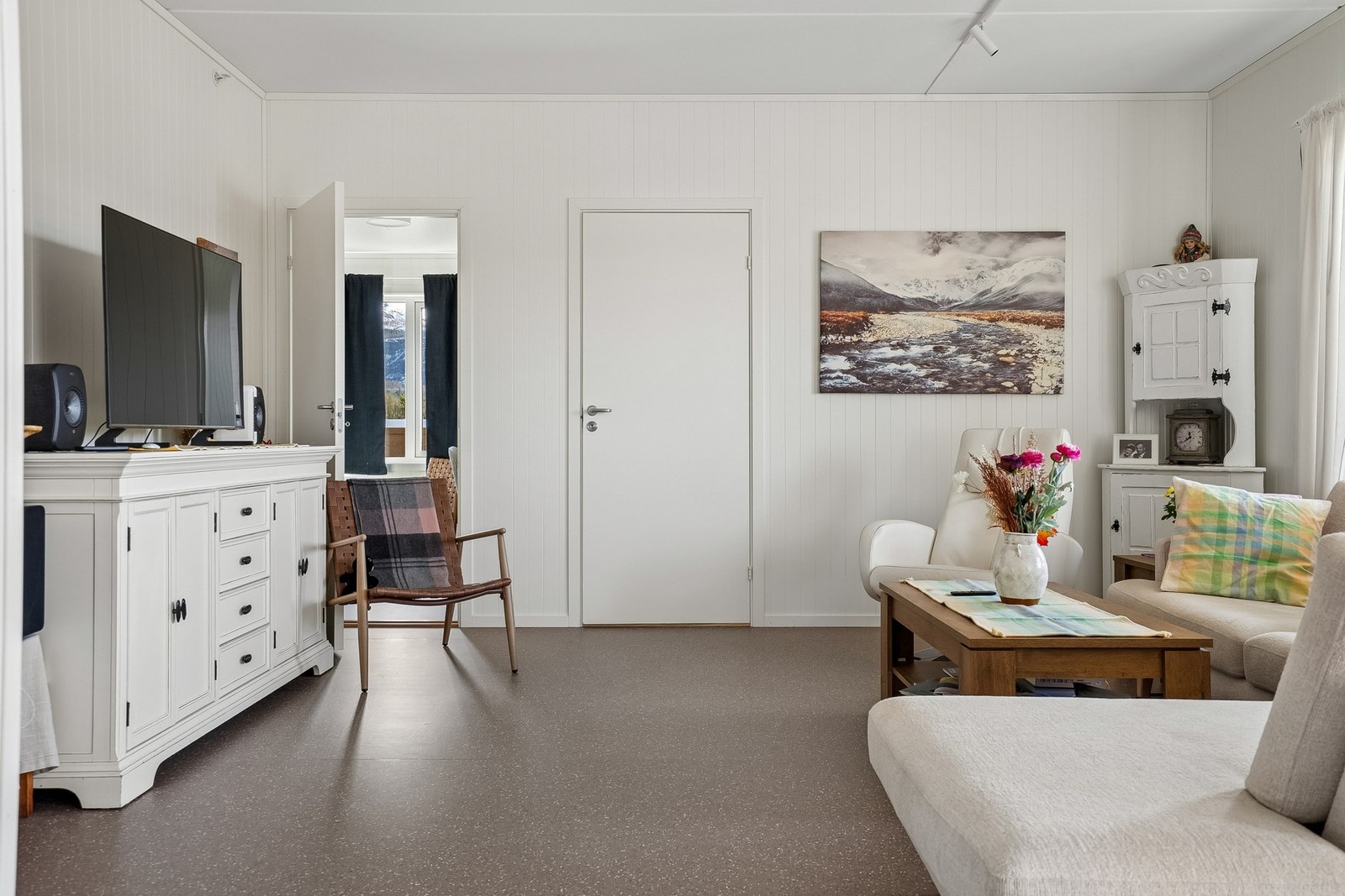 Fra stuen er det inngang til leilighetens to soverom. Galleribilde