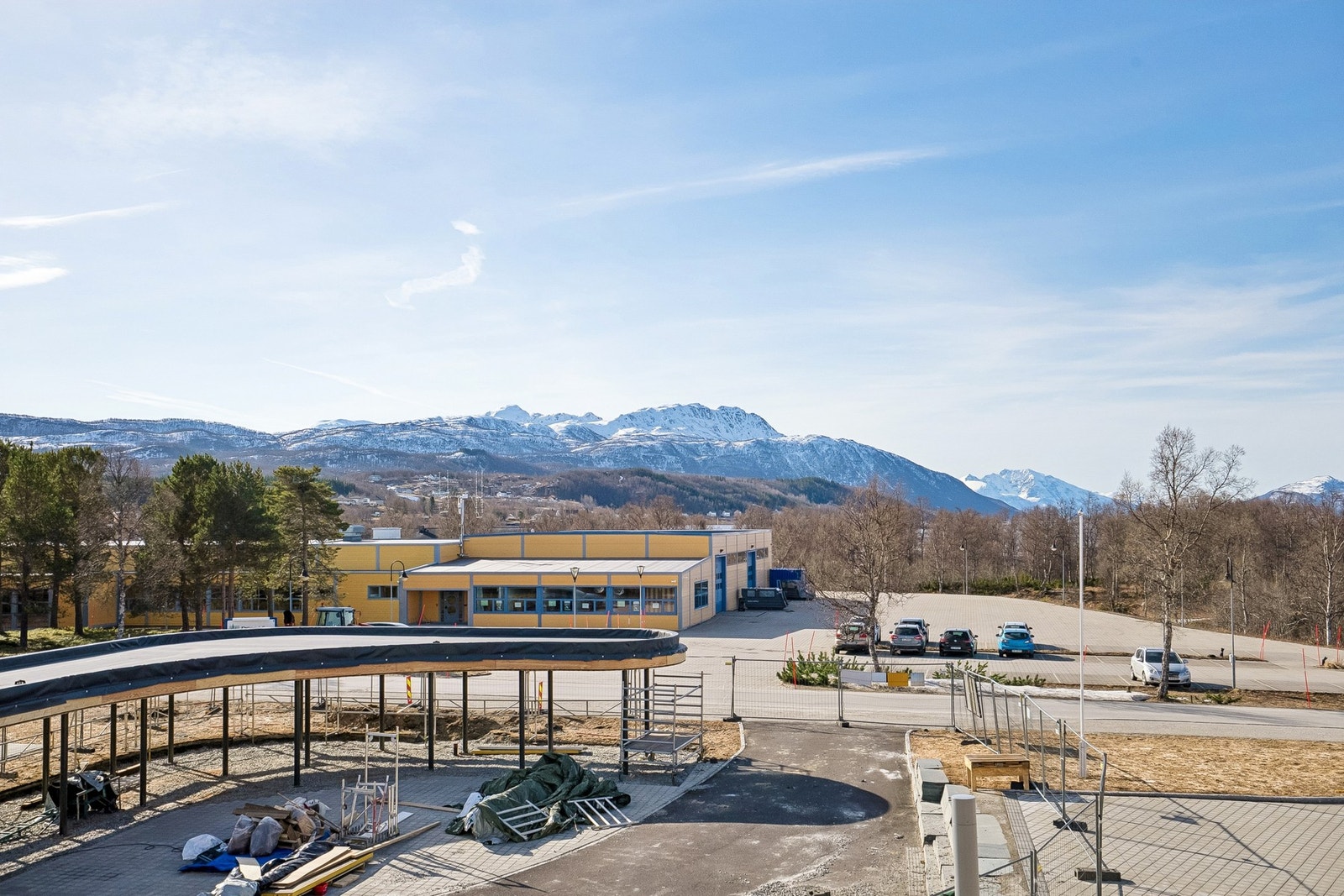 Gangavstand til dagligvarehandel hos Coop Prix (200 meter) og Elvetun skole (500 meter). Galleribilde