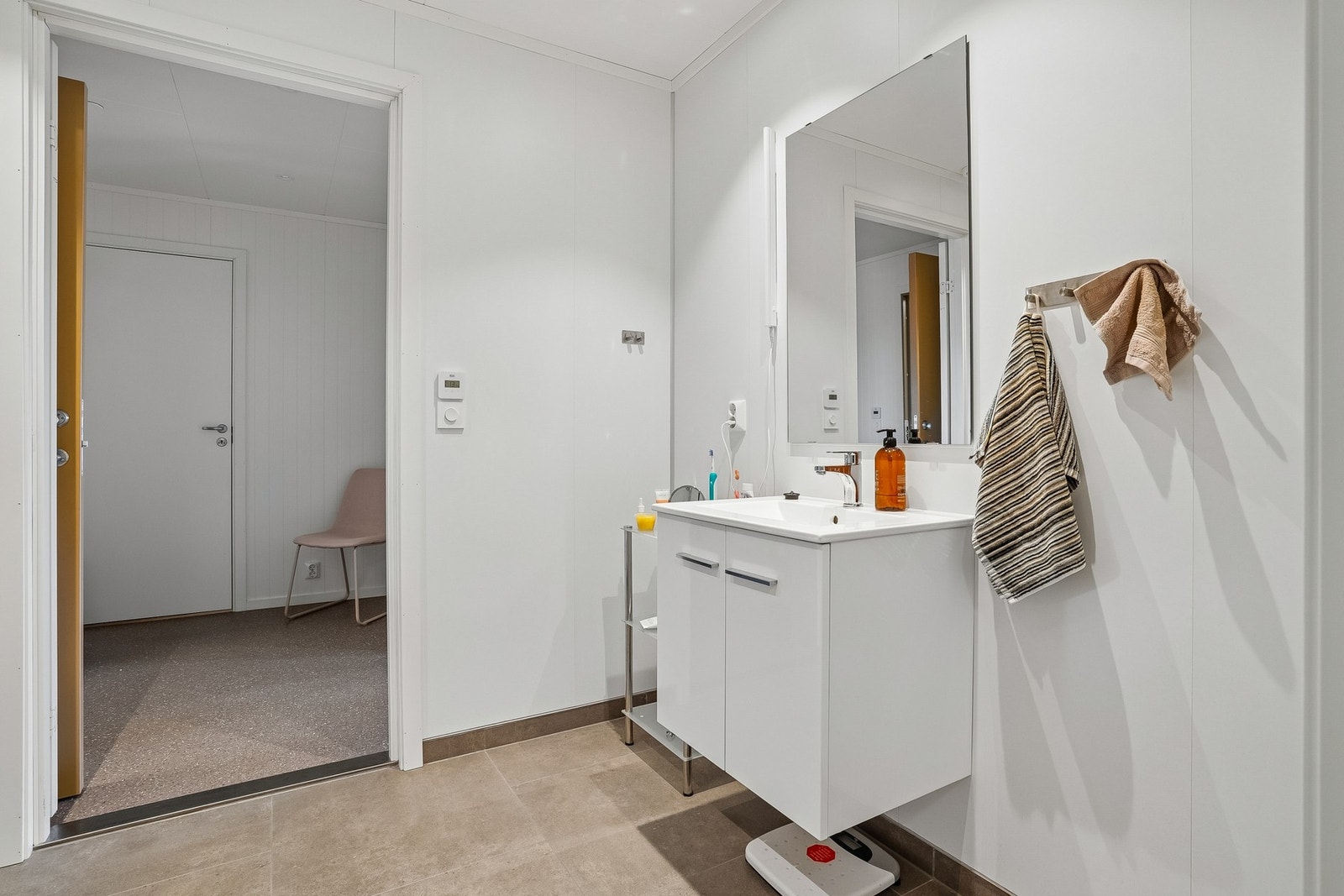 Innredning med nedfelt servant og veggmontert toalett. Galleribilde