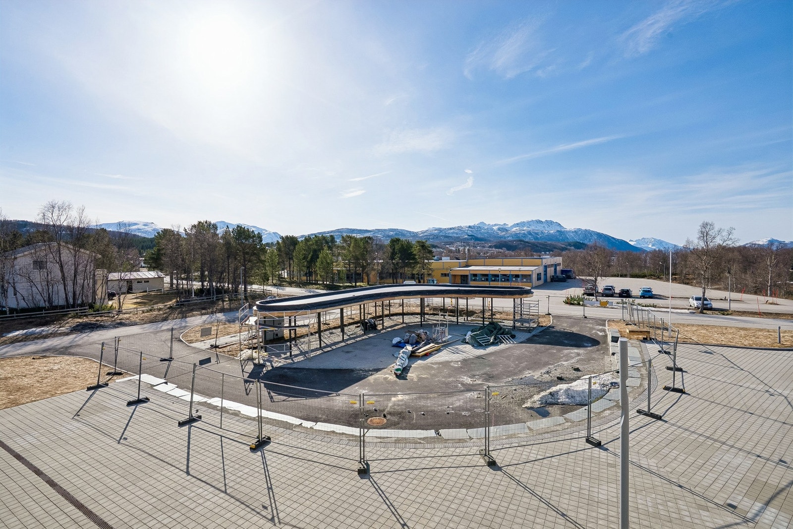 Leiligheten ligger sentralt i Brøstadbotn i Dyrøy kommune, med heis i bygget. Galleribilde