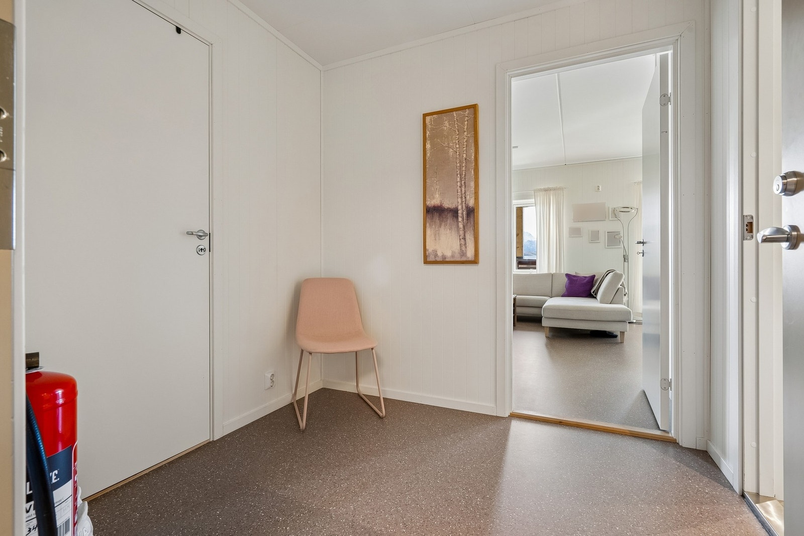 Entréen har adkomst til en praktisk innvendig bod for lagring, samt bod og vaskerom. Galleribilde