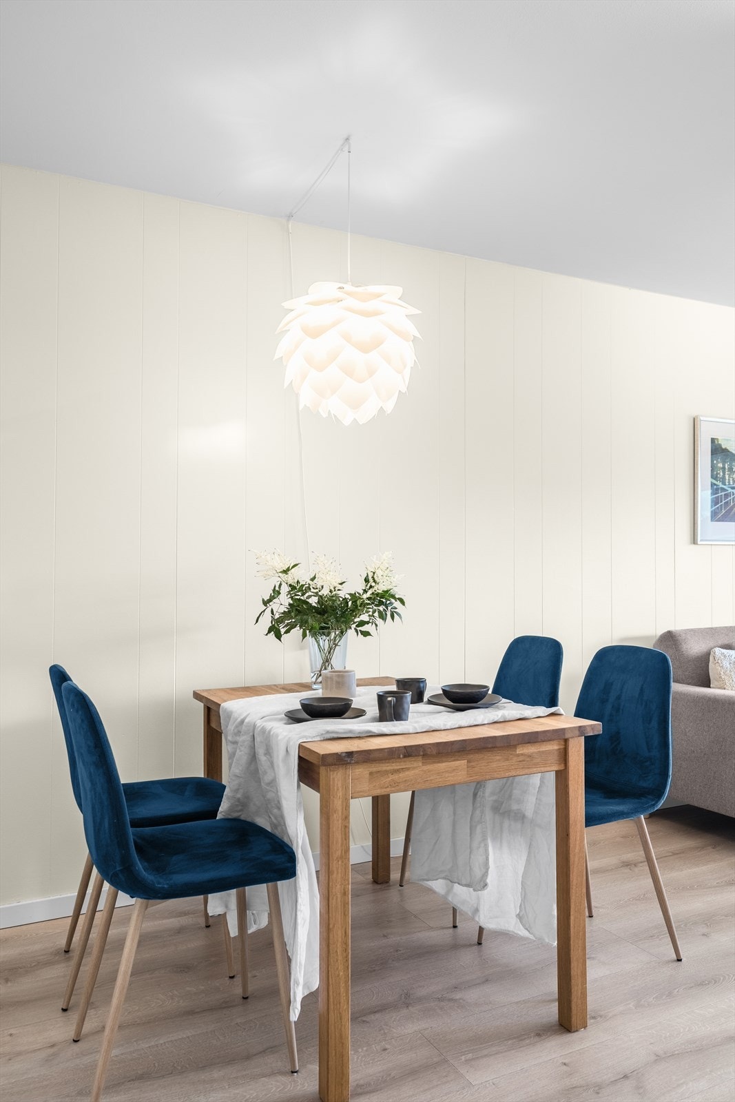 Panel på veggene gir stuen et lunt og tidløst preg. Galleribilde
