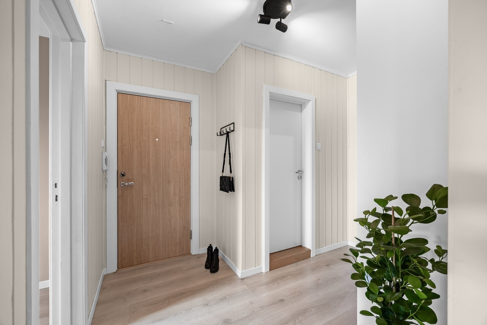 Entréen har en brann- og lydklassifisert dør som leder inn i boligen. Praktisk dørcalling. Galleribilde