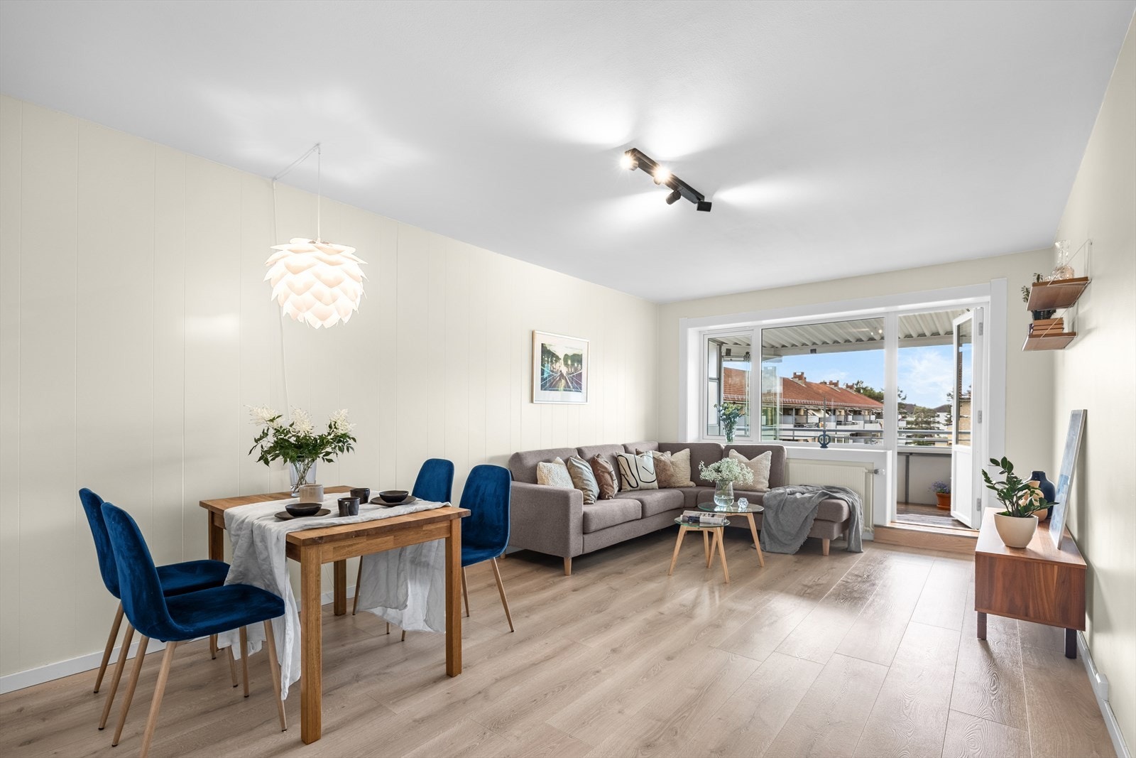 Leiligheten ligger byggets 4. etasje (øverste). Fra stuen er det utgang til en innglasset balkong på 9 m². Galleribilde