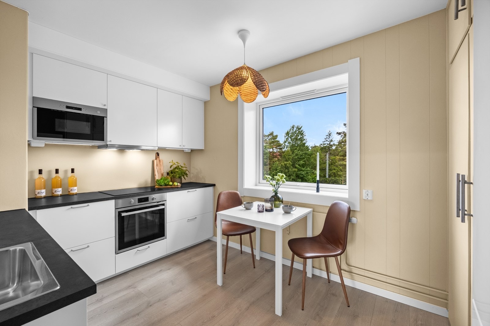 Kjøkkenet ligger adskilt og har IKEA kjøkkeninnredning fra 2022. Galleribilde